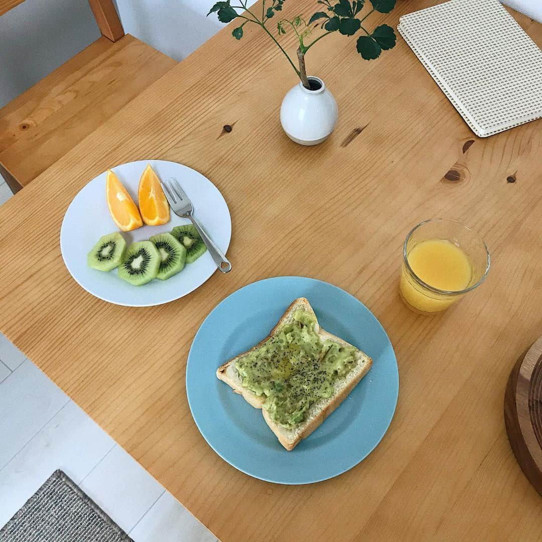 菜香さんのインスタグラム写真 - (菜香Instagram)「遅めの朝ご飯🍴 アボカドトーストとフルーツ🥝🍊 〜🥑アボカドトーストの作り方🥑〜 アボカド、マヨネーズ、レモン汁、トリュフ塩、黒胡椒を混ぜて 食パンにのせてトースターで焼くだけ🍞 仕上げにオリーブオイルかけると美味しいよ🥰 . #おうち時間 #stayhome #stayathome #staysafe #breakfast #朝ごはん #アボカド #トーストアレンジ #トーストレシピ #トースト」5月3日 12時11分 - saika518