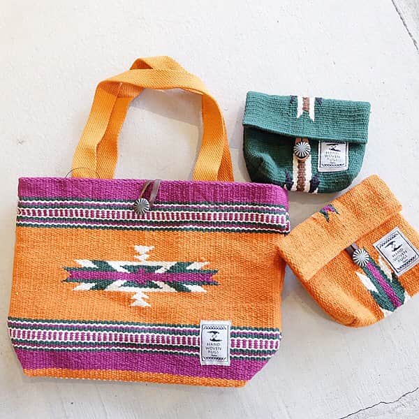eight o eight のインスタグラム：「. . . ｔｏｔｅ　ｂａｇ . . . . ※5/7(木)までゴールデンウィークの為発送はお休みになります ※着日指定は5/11より承ります . . #ナイロントート #ショッピングバッグ #rainbowdrivein  #beach #sea #beachhouse #beachstyle #beachgirl #california #aloha #hawaii #アロハ #ビーチ雑貨 #ビーチハウス #ビーチスタイル #ビーチライフ #ハワイ#ハワイアン #ハワイ雑貨 #コースタルリビング #カリフォルニア雑貨 #カリフォルニアライフ#カリフォルニアスタイル#雑貨#海 #海を感じる雑貨」