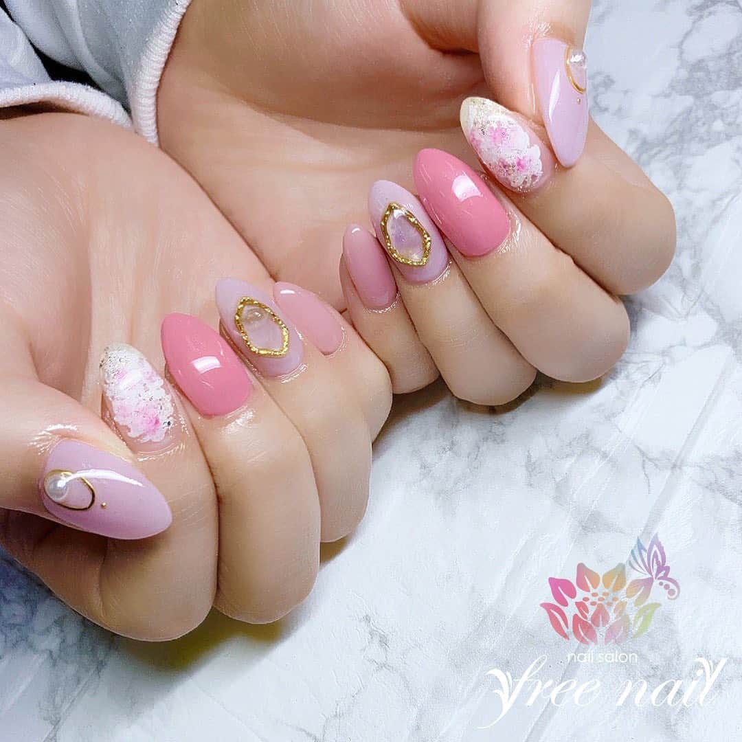 free nail フリーネイルのインスタグラム：「. お客様ネイル💅🏻🍀✨ . Lady colors👸🏻💗✨ . お上品に女子力アップ💖✨ . ご来店ありがとうございました🙇🏻‍♀️🙇🏻‍♀️🙇🏻‍♀️💗 . freenailは、緊急事態宣言発令を受け、 4/13〜5/6まで臨時休業中です。 お客様にはご不便をおかけし大変申し訳ございませんが、ご理解賜りますようお願い申し上げます。 . #ネイルアート #ジェルネイル #ネイルサロン #大阪ネイルサロン #ネイルデザイン #ネイルチェンジ #天然石ネイル #ネイルパーツ #配色ネイル #配色 #ピンクネイル #パープルネイル #デザインネイル #トレンドネイル #上品ネイル #ガーリーネイル #ロングネイル #初夏ネイル #春夏ネイル #nailsart #nailsdid #美甲 #日式美甲 #日式美甲胶 #日本美甲师 #日本美甲老师 #美甲上课 #日本胶 #フリーネイル #freenail」