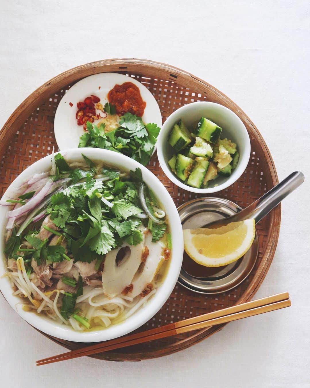 樋口正樹さんのインスタグラム写真 - (樋口正樹Instagram)「Pho Noodle Soup . 昼はヘルシーなフォー。 たっぷりのパクチーと、 もやし、玉葱、茹で鶏、 ちくわもトッピングし。 鶏スープにヌクマムで 味付けして、お好みで レモン汁や赤唐辛子と ラブパクを加え味変し。 . . . #鶏のフォー #フォー #パクチー #汁麺 #樋口さんちで麺類 #ラブパク #ラブパク食堂 #エスニック #おうち時間 #pho #noodle #vietnam #phosoup #phonoodlesoup #lovepaku #lovepakcheesauce」5月3日 12時19分 - higuccini