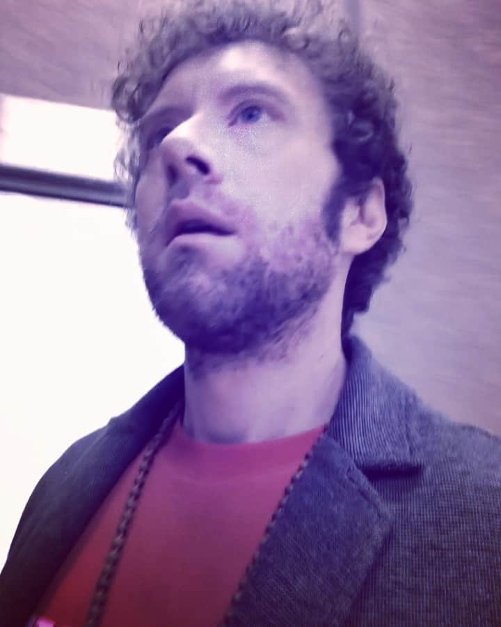 T・J・サインのインスタグラム：「A year ago around this time. Shootin away with the awesome team on Netflix’s #gentified.  Snuck away and got busted when I found some ivory 🎹😂」