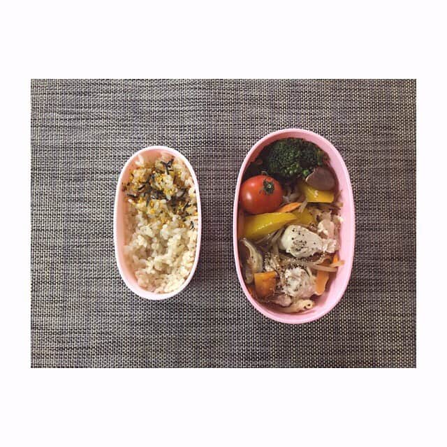 みのり(26)＠東京 ダイエットのインスタグラム：「お昼ごはん . 玄米(のりたま) ささみと野菜炒め (もやし、にんじん、しいたけ) ブロッコリー . . . 今日はおサボり弁当♡ . . ◉ライザップ公認の紹介アンバサダーです。 〜紹介特典で、お安く入会できます〜 . ▶︎全国どの店舗でもOK ▷２週間のトライアルコースもあります(^_^)/ ▶︎カウンセリング予約前にご連絡ください . ◎入会やカウンセリングをお考えの方、 ご質問なども、DM✉️ください。 . ★トレーニング見学もできます★ . 📺RIZAP TVCM出演 🏅RIZAP BMG ファイナリスト2017.2018 . #rizap #ライザップ . #ダイエット #diet #ダイエット日記 #レコーディングダイエット #instadiet #ダイエット仲間募集 #ダイエッター #公開ダイエット  #昼ごはん #昼御飯 #lunch #昼ご飯 #昼食  #おうちごはん #糖質制限 #healthyfood #healthylifestyle  #fitmeal #oneplate #cleanmeals #lowglycemic」