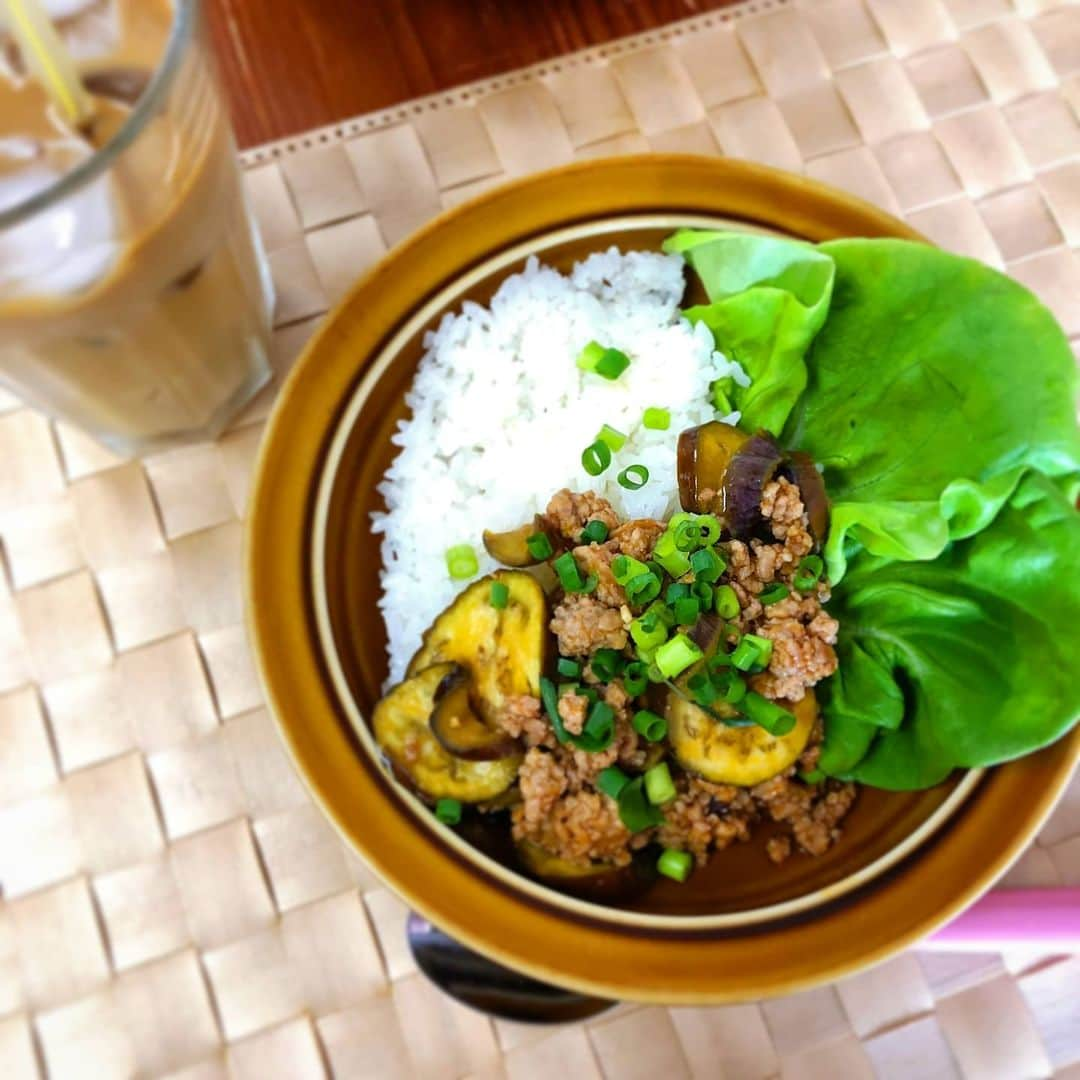 千秋さんのインスタグラム写真 - (千秋Instagram)「「今日のお昼はカフェ飯風」 と茄子とひき肉のボロネーゼライスを作ってくれました。パスタにしたら余りそうだから、余っても大丈夫なようにあえてごはんにしたそうです。娘もおかわり。御馳走様でした。 当たり前のようにどんどん作ってくれて洗い物までしてくれるんだけどそんな願ったり叶ったりのひとがお家にいるなんてちょっと待ってこれ確変だよね神様ありがとう🎰✨ #mychef🍳 #ボロネーゼ #lunch #お家happy🏡」5月3日 12時36分 - chiaki77777