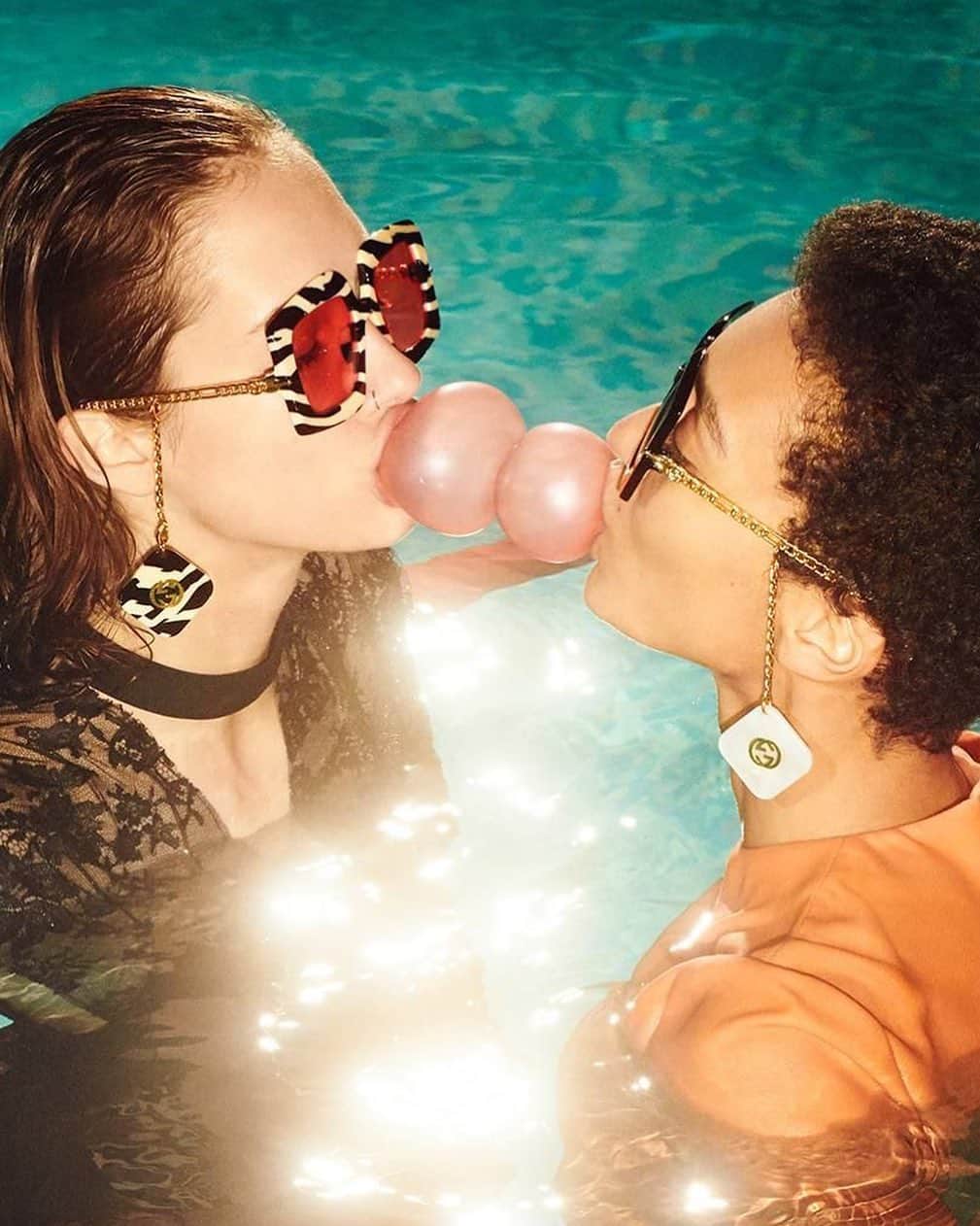 のインスタグラム：「「グッチ（GUCCI）」が、リミテッド エディションの新作アイウェア コレクションを「グッチ」公式オンラインショップ限定で発売する。 　同コレクションは、取り外し可能なチェーンとインターロッキングGのチャームが、オーバーサイズのテンプルからイヤリングのように下がる全く新しいスタイルが特徴...続きは @apparelweb  プロフィールリンクApalog「メゾンニュース」から  #gucci #eyewear #summer #style #グッチ #サングラス @gucci  @apparelweb」