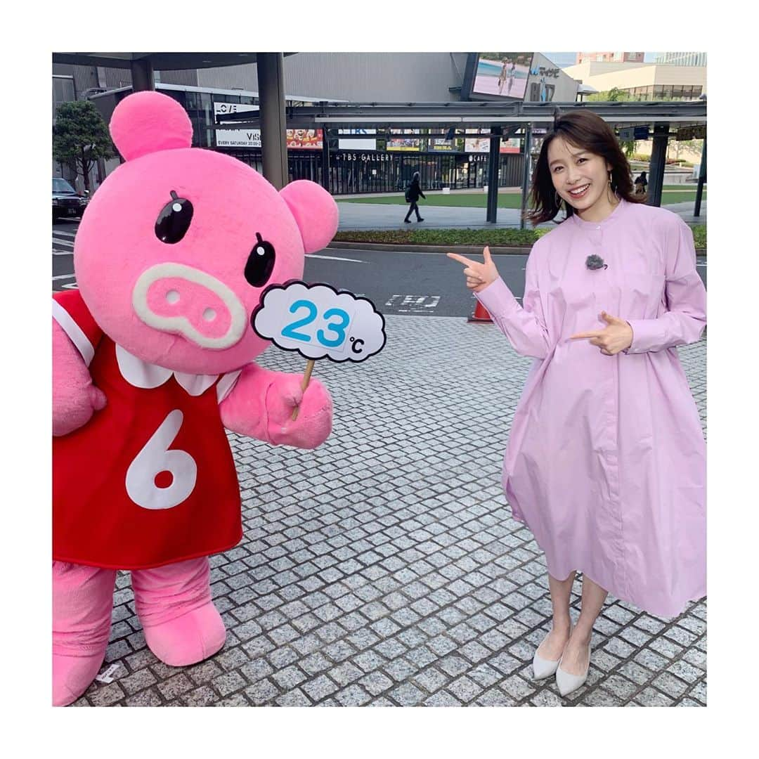 良原安美さんのインスタグラム写真 - (良原安美Instagram)「全身ピンクが、2人😆🌸﻿ ﻿ この後13:00〜、﻿ ラジオ 爆笑問題の日曜サンデー、﻿ ぜひお聴きください✨☀️﻿ ﻿ Radikoというアプリでも聴けます📻﻿ ﻿ ﻿ #Nスタ﻿ #衣装﻿ #シャツワンピ﻿ #ブーナちゃんは、ワンピースの下に﻿ #ハートの刺繍入りパンツを履いてます﻿ #こっそり見せてくれました﻿ #かわいいなぁ﻿ #日曜サンデー﻿ #tbsラジオ﻿ #おうち時間﻿ #お散歩 のお供によかったら😊﻿」5月3日 12時43分 - yoshiharaami