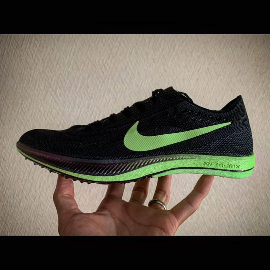 遠藤日向のインスタグラム：「Nike ZoomX Dragon Fly いつもサポートして頂いてありがとうございます。  今はコロナの影響で練習環境がないので満足な練習ができない、そしてレースの目処も立っていない状況で辛い時期ではありますが、来年の東京五輪、その先の目標を見据えて頑張ります。  日本のマラソン界が盛りがってるように日本の長距離界(トラック)も盛り上げていけるように頑張ります。 @nike @nikerunning」