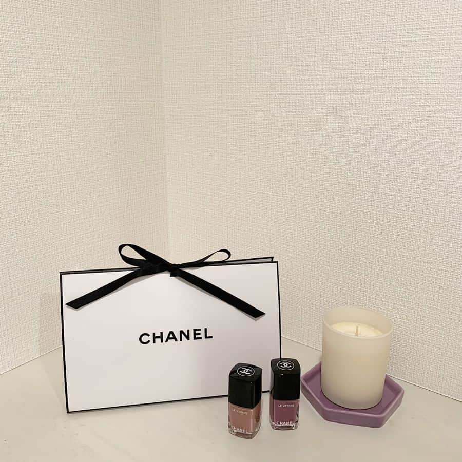 中瀬古ゆきなさんのインスタグラム写真 - (中瀬古ゆきなInstagram)「@chanelofficial 💜💅 ・ ずっとジェルネイルでしたが、 この機会だし使ってみたかった ネイルポリッシュを頼んでみました🥰 （右から） 💜739 ミラージュ 💜735 デイドリーム ・ なんて可愛いお色なのでしょうか🥺 @ellejapan @voguejapan のweb magazineは よくチェックしているのだけど、 そこでも紹介されてました🎵 公式からオーダーしたらラッピングも 可愛くてテンション上がりました😊💕👏 ・ #chanel735 #chanel739 #nail #chanelnailpolish #photo #myroom #beauty #purple #ゆきなずこすめ」5月3日 12時52分 - yuch1129