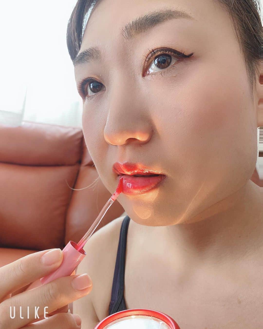 南海キャンディーズ【公式】のインスタグラム：「最近お気に入りのリップ 美味しいんだよなぁ。。。 #fumou954」