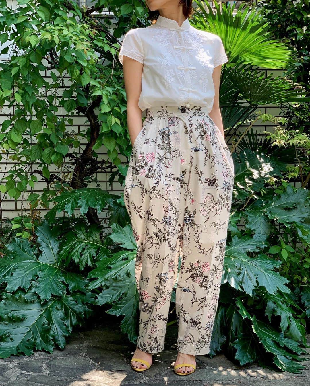 丸山敬太さんのインスタグラム写真 - (丸山敬太Instagram)「﻿ ﻿ ﻿ ー KEITA MARUYAMA 2020 Spring &Summer COLLECTION ー﻿ ﻿ ﻿ ﻿ コットンローンにジャスミンの花を贅沢に繊細に、職人が手刺繍を施したチャイナブラウス。﻿ ﻿ 美しいシルエットのブラウスと、シノワズリな世界観をミックスしたエレガントで少しマニッシュなコーディネート。﻿ ﻿ たっぷりと入ったタックとウエストマークで少し80's調なデザインがエレガントなムードのパンツが登場。﻿ ヒールでもフラットなサンダルでもスタイルが良く見え、意外とあわせやすいパターンに仕上がっています。﻿ 同柄のベストとあわせても、今季のKEITA  MARUYAMAらしいスタイリング。﻿ ﻿ ﻿ ﻿ ✔︎ Jasmin﻿ ¥86,000+tax﻿ ⇨ 【ONLINE STOREメルマガ会員限定10%off対象商品】﻿ ﻿ ﻿ ✔︎ Vintage Wall II pants﻿ ¥63,000+tax﻿ ﻿ ﻿ ﻿ ーKEITA MARUYAMA WEB STOREー﻿ 🛒https://store-keitamaruyama.com/pc/﻿ ➡︎ @keitamaruyama_official ﻿ ﻿ ﻿ ファッションで少しでも気分を晴れやかに。﻿ 早く当たり前の日常が戻ってきますように…。﻿ ﻿ ﻿ ———————————————————﻿ ﻿ ﻿ #keitamaruyama﻿ #stayhome ﻿ #おうち時間﻿ #チャイナブラウス﻿ #ブラウス﻿ #ジャスミン﻿ #flower﻿ #パンツ　﻿ #シノワズリ﻿ #VintageWall﻿ #coordinate﻿ ﻿」5月3日 13時14分 - keitamaruyama_official