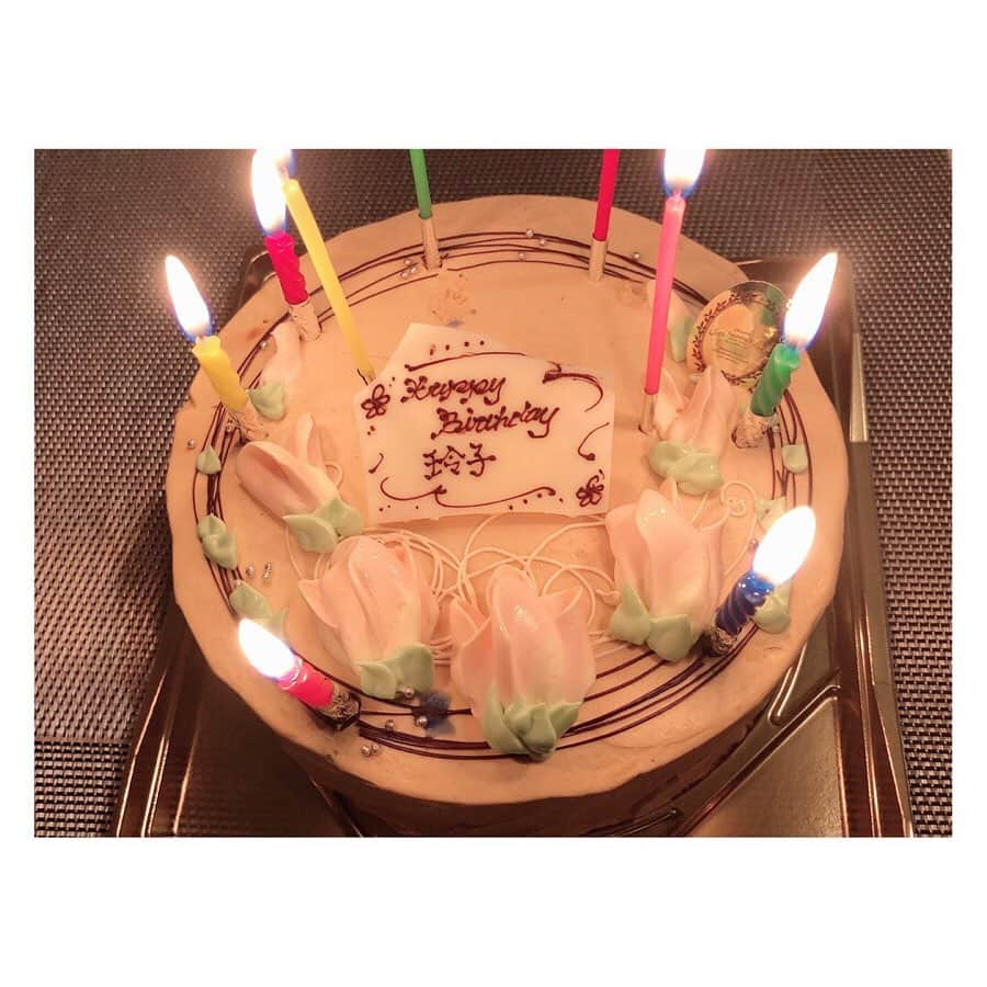 柳野玲子さんのインスタグラム写真 - (柳野玲子Instagram)「お誕生日、たくさんのコメントありがとうございました😍 当日は☺️✨ 可愛いケーキを買ってもらったり、家にお花が届いたり、動画配信では皆さんにお祝いしていただいて、家にいながらも素敵な時間を過ごすことができました🥰 ありがとうございます💓 みんなと会えなくなっても、携帯やSNS、動画、今の時代は間接的に会える手段がたくさんあって良い時代ですよね☺️✨ こうした、今まで当たり前にあったことや日常に幸せを感じる日々です💓 なくして初めて気づくことってあるけど、今回の自粛生活にはたくさんのことを教えてもらっています。 気持ちを入れ替えて、４月中旬からは長期休暇の今しかできない試みを３つスタートさせました😊✨ 今日は２１時頃〜元気に動画配信、お待ちしてます😊💞 #誕生日 #バースデー #プレゼント #バースデーケーキ #キャラメルケーキ #動画配信 #動画配信アプリ #ポコチャ #自粛生活 #感謝 #ありがとう」5月3日 13時14分 - yanaginoreiko