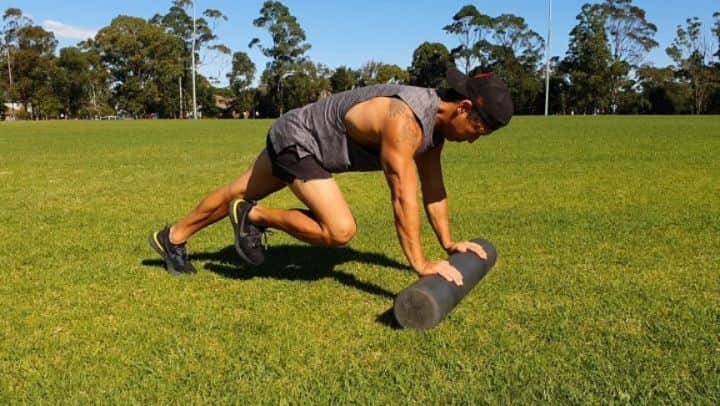 マサ・ヤマグチのインスタグラム：「'Core Blaster with Roller at home' - Ok, all you need is a Foam Roller for this one.  Simple but hard, 3 sets x 20 reps each side. Let's go!  #core #formroller #homeworkout #covid19 #stying #fitspo #actor #stuntman #winteriscoming #abs」