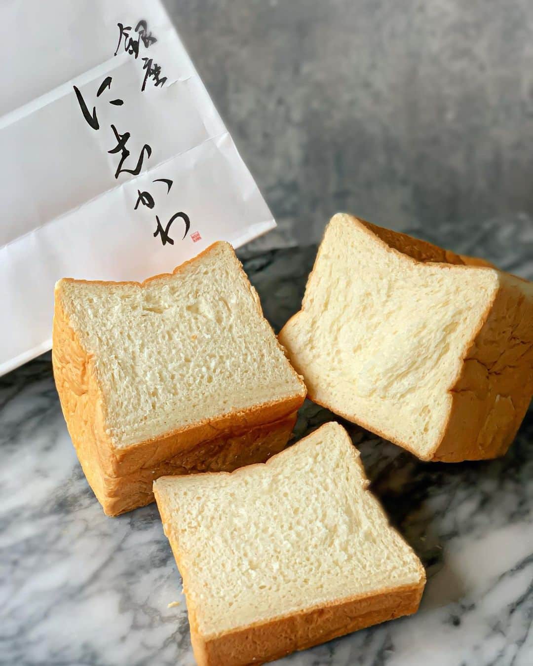 Yukicoさんのインスタグラム写真 - (YukicoInstagram)「𓎸𓏋𓎹 おそようございます🙋🏻‍♀️ . . 自分の中で朝ごパンブーム再来してます🌪 . 【食べて美味しい朝のトースト】 これからちょくちょく投稿していきます♡ 見た目だけで作るなんて 食材がもったいないものです‥ どうせ作るなら美味しい食事に🍽 . . 今日の朝ごパン（なつかしい響き） チーズトーストにりんごのスライス🍎 はちみつたらりん🍯 ミモレットを更に削ってパラパラ‥ ローストアーモンドとタイムをぱらっと𓃉𓃋 @ginzanishikawa_senbahonmachi 食パン使用 . . ⚫︎りんごのスライスはなるべく薄く‥ やっぱり食べやすいんです 摂りすぎた塩分を排出してくれるりんごは 朝には取り入れたいものです♡ . ⚫︎アーモンドのローストは フライパンで乾煎りするのもいいですが アルミホイルの上に数粒おいてトースターでチン𓂃♪ これでok ローストすると食感と風味が違います♡ . ⚫︎ミモレットがない場合は チェダーチーズのとろけるバージョンでも◎ . . . . 𓎸𓏋𓎹 ‥‥‥‥‥‥‥‥‥‥‥‥‥‥‥‥‥‥‥‥‥‥‥‥‥‥‥‥‥‥‥‥‥‥ #love#follower#sweets#morning#instacafe#instafood#手作り料理#おやつ#朝ごはんはトースト部#トーストアレンジ#食パン専門店#朝ごパン#フルーツオープンサンド#おうちカフェ#おうちごはん#ステイホーム#家にいよう#おうちで過ごそう#パンのある暮らし #パンのある生活 #パン部 #パンスタグラム #パン大好き #パン好きな人と繋がりたい #パンとコーヒー#大阪パン屋巡り #東京パン屋#銀座グルメ #銀座に志かわ」5月3日 13時22分 - yukicolifecom