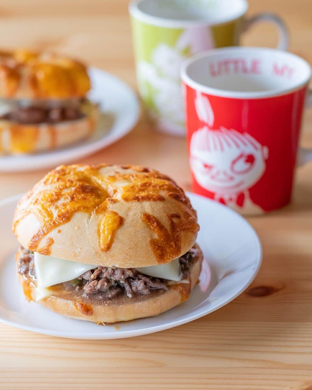 haru.のインスタグラム：「. ランチ。 コストコのチーズベーグルにプルコギビーフとスライスチーズを挟んでみた。 美味しかった〜😋 . ベーグルって満腹感高いよねw お腹いっぱい、ごちそうさまでした！ . . #おうち時間」