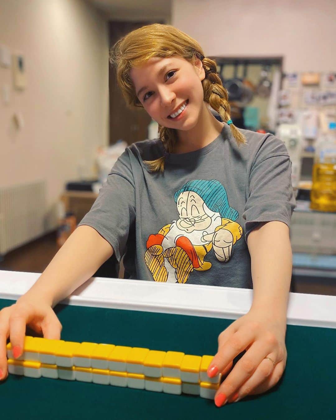 のインスタグラム：「最近のおうち遊び🐣🐣🐣トランプから麻雀にシフトしました🀄️（笑）一生できる🙄💓顔真っ赤で恥ずかしいけど楽しそうでしょ？🤣🧡🧡🧡🧡　さて✔️おうちごはんシリーズ🍳💕参考になってるのか不安だけども…🥺 ①セロリ塩昆布和え(オリーブオイル、酢) ②マッシュルームのアヒージョ(オリーブオイル、唐辛子、塩、胡椒、ぐつぐつになるまでレンチン💁‍♀️) ③サーモンと新玉ねぎのサラダ(オリーブオイル、ニンニクチューブ、パクチー、柚子胡椒、わさび、はちみつ、塩胡椒、レモン汁、酢)おくらおかか和え(醤油、みりん※めんつゆでも可) ④パンコントマテ🍅(トマトを潰してニンニクチューブとオリーブ混ぜてパンに塗ってトーストする🍞) ⑤ナスとピーマンのバジル炒め(オイスターソース、鶏がらスープの素、ナンプラー、バジル🌿) ⑥無限野菜(ごま油、塩昆布、酢) ⑦グリル野菜、ステーキ(生姜、にんにく、醤油、みりん、酢の自家製だれで🍆)炒りにんじん🥕(ほんだし、輪切り唐辛子) ⑧高菜ごはん(挽肉と高菜をごま油で炒めて、醤油、みりん、鶏がらスープで味付けて混ぜご飯に) ＿＿＿＿＿＿＿＿＿ ️ ＿＿＿＿＿＿＿＿＿️ ＿＿＿＿＿＿＿＿＿ #料理　#おうちごはん　#今夜のおかず #おかず　#ヘルシーレシピ #和食　#家庭料理　#おつまみレシピ #おつまみ　#ごはん記録 #お料理 #晩酌メニュー #おうちごはん #ランチ　#夜ごはん #お料理好きな人と繋がりたい #料理好きな人と繋がりたい #献立　#ヘルシーメニュー 　#ダイエットメニュー #炊き込みご飯 #ステーキ　#野菜たっぷり #春雨　#朝食　#麻雀　#麻雀女子 #家飲み #おうち時間　#stayhome #アヒージョ」