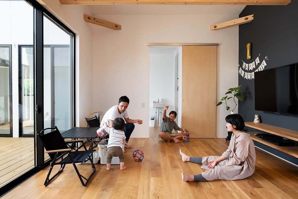 ソラマド香川のインスタグラム：「おうち時間を楽しむ。 ・ ・ --------------------------------------- ★「ソラマドの家」資料請求はこちら ・ → @request.soramadokagawa ・ ★もっと施工事例を見たい方はこちら ・ → @soramado_kagawa --------------------------------------- ・ ・ #ソラマド香川 ・ #おうち時間#コロナに負けるな ソラマド香川では、コロナウイルスの感染拡大を受け、お客様及びスタッフの健康と安全を第一に配慮した運営と対策をしております。 詳しくはホームページをご確認ください。 ・ ・ #外観#外観デザイン#マイホーム#新築#自由設計#シンプルな暮らし#自然光#暮らしを楽しむ#空間デザイン#soramado#ソラマド#家づくり#中庭のある家#カフェスタイル#自然素材#漆喰#自然素材の家#コートハウス#空#ウッドデッキ#注文住宅#中庭#おしゃれな家#ソラマドキッチン#設計事務所#センコー産業」