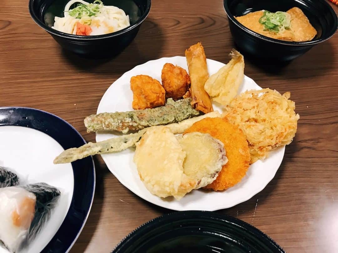 はなまるうどんのインスタグラム：「今日の夕飯に 🌸天ぷらをお持ち帰り🌸して、#おうちはなまる しませんか？😳 おうちの揚げ物準備から片づけまでって大変ですよね(´；ω；`) こんなときは、はなまるうどんを活用しよう😣✨ #はなまるうどん #テイクアウト #おうちごはんを楽しもう  https://www.hanamaruudon.com/news/2020.html#news12」