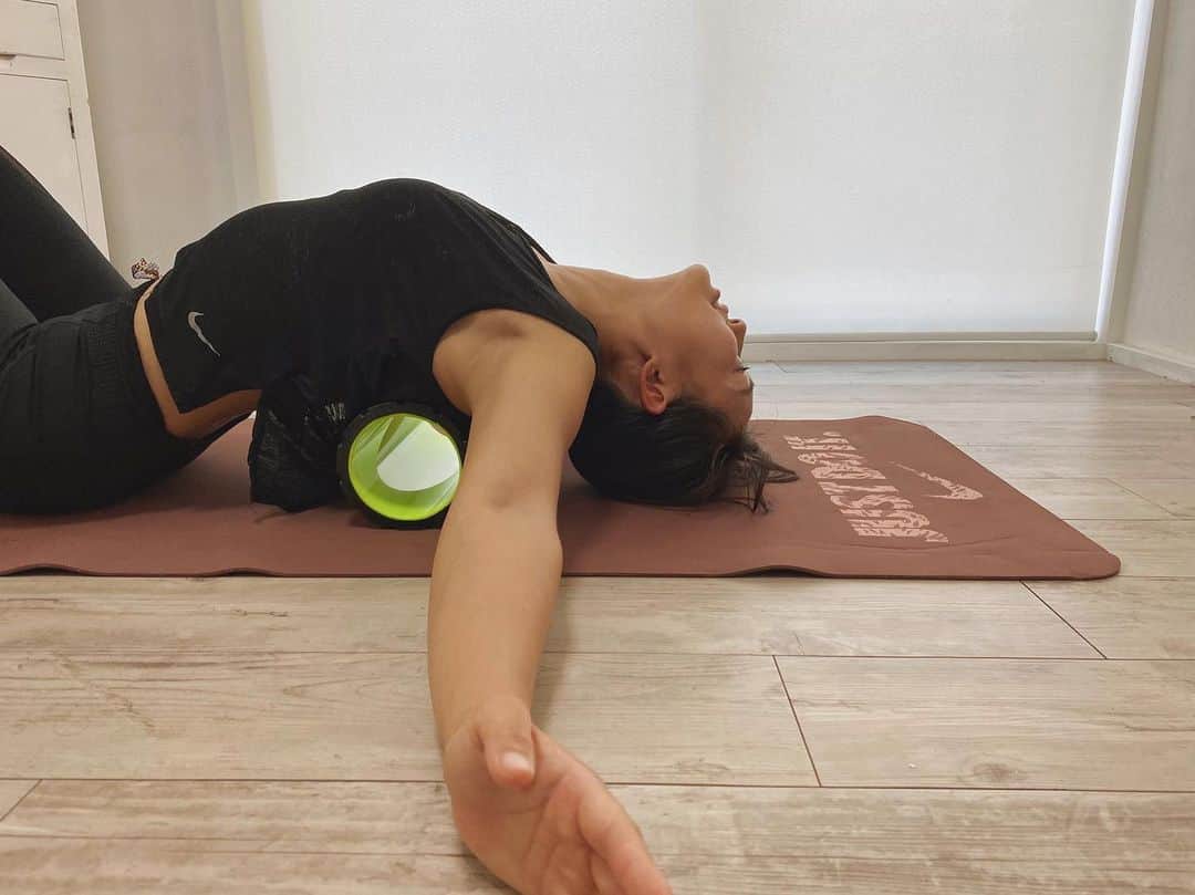 八木愛莉さんのインスタグラム写真 - (八木愛莉Instagram)「1日の終わりにはストレッチが必須🌿🌿﻿ ﻿ #Recoveryfoamroller#recovery  #リカバリーフォームローラー#NIKE#stayhome#playinside#playfortheworld」5月3日 13時34分 - airi.yagi