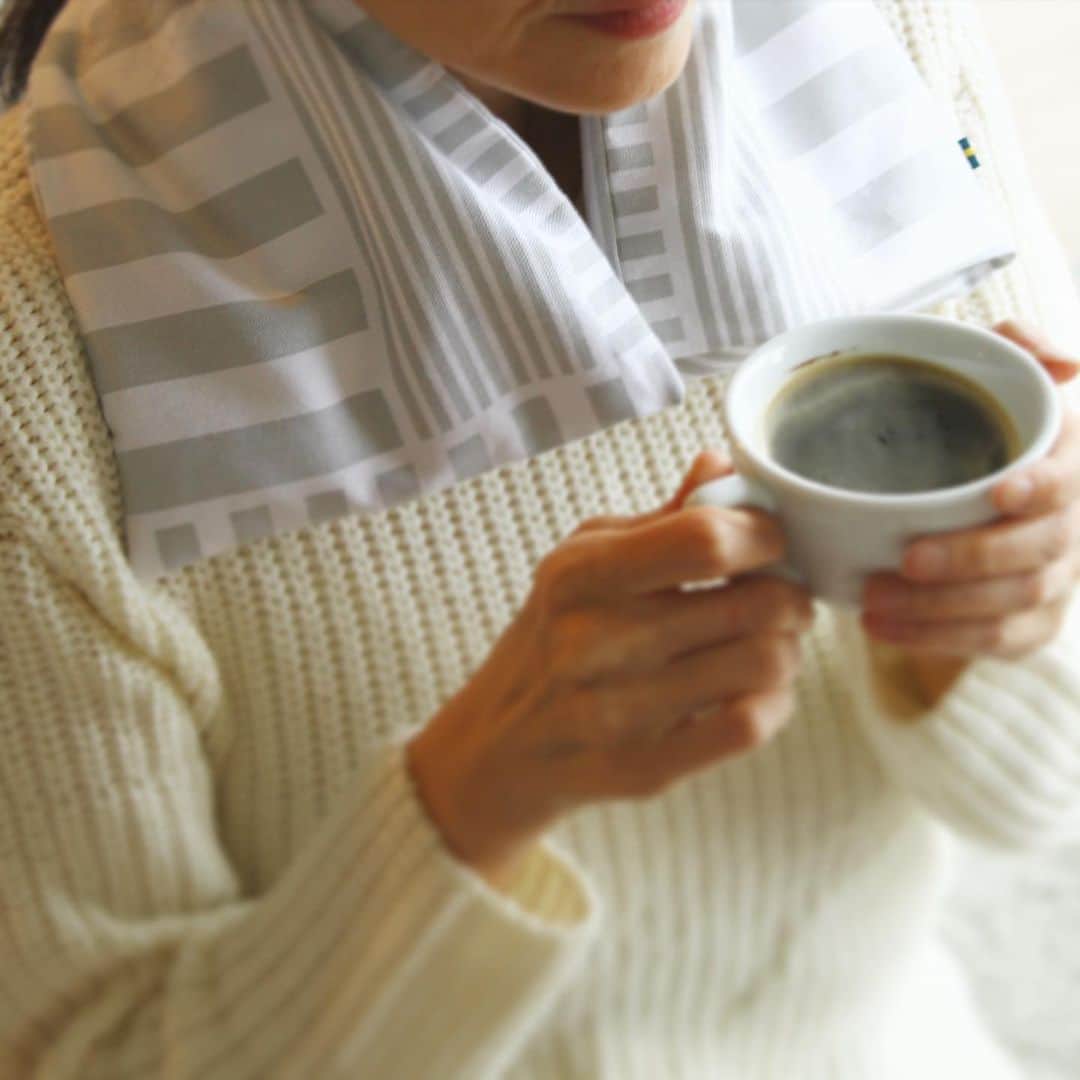 ecomfort（エコンフォート）さんのインスタグラム写真 - (ecomfort（エコンフォート）Instagram)「☆2020年、私が贈る「母の日」ギフト⑨ 【 温冷麦のネックピロー　 迷子のヒツジ 】 （エコンフォートハウス運営元イ―オクト社員から）  母は、保育園の園長として働いております。  もともと生活クラブの組合員から地区の理事をして生協の活動を様々しておりました。 今は生協が運営する保育園で0歳から5歳までの子供たちと一緒に過ごす日々です。  子供を抱っこしたり、PCに向かったり、連絡帳を書いたり、 何より、あずかっている子供たちの安全を守るため神経を使うことも多いかと思います。  温冷ネックピローは、リラックス効果はもちろんのこと、とことん素材にこだわっているので、母への贈り物にぴったりだと思いました。  価格:	¥9,350 (税込) . ▷プロフィールから詳しいサイズやお値段などの情報をご覧頂けます→@ecomfort_eoct . #エコンフォート #ecomfortHouse #サスティナブル #サスティナブルショップ #エコ　#サスティナブルな暮らし #暮らしを楽しむ #丁寧な暮らし #おうち時間をもっと快適に　#おうち時間をもっとたのしく #おうち時間 #テレワーク #リモートワーク #在宅勤務　#北欧 #今日の買い物が未来を変える #ホームデトックス　#KLIPPAN #クリッパン #しあわせを紡ぐクリッパン #アニマルウェルフェア #日本総輸入元 #スウェーデン　#麦の温冷ネックピロー  #園長さん　#生活クラブ　#保育園　#EU認証　#ウエルネス　#麦の力」5月3日 13時49分 - ecomfort_eoct