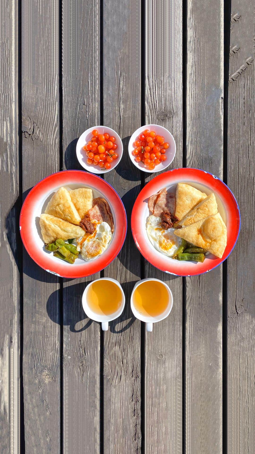 Symmetry Breakfastのインスタグラム：「Breakfast this morning at our friend @azn.spice’s vineyard near Lijiang 丽江 in Yunnan. We’ve spent the long labour day holiday here eating 粑粑 baba bread, drinking lots of wine, going for walks and generally being out of breath half the time because we’re over 2500m above sea level at the base of the Jade Dragon Snow Mountain 🏔 #symmetrybreakfast」