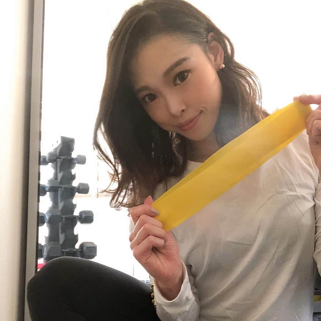 川戸沙羅のインスタグラム：「第1回オンライングループレッスンへご参加頂いた皆様ありがとうございました💪🏽🌟✨ 私も気持ちの良い汗をかきました〜☺️ 自粛期間約1ヶ月を経て、自粛前よりも活動量が減り体力の低下が気になる方もいらっしゃると思います💦  コロナに負けない為に【運動不足】【過度な運動】は避け【適度な運動】を心がける事をオススメします✨  コロナが収束したと同時に家に居るのか外へ出かけるのか誰と何をするのか選択肢が広がります✨ 自分の無限の選択肢に 【体力が追いつかない😂】なんて事がない様に、今出来る準備をサポートさせて頂きたいと思います💪🏽 当面の間は、オンラインパーソナル、グループレッスンを続けて行きますので 是非ご参加下さい😊🌟 #オンラインレッスン  #オンラインパーソナルトレーニング  #オンライングループレッスン  #筋トレ #ZOOM #美脚 #美尻 #筋トレ女子 #トレーニング #ボディメイク #フィットネス #workout #fitness #おうち時間」