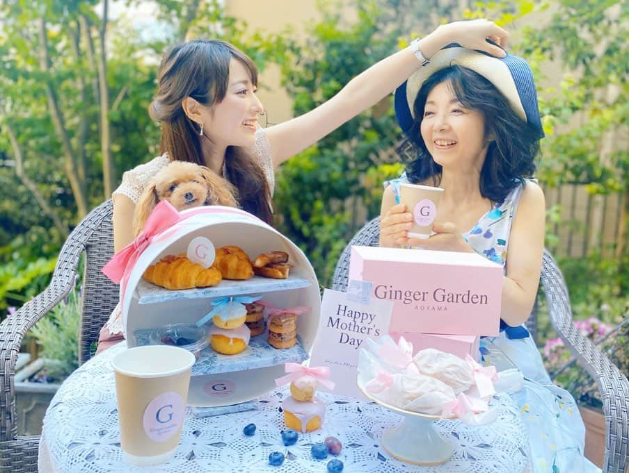 佐倉知里さんのインスタグラム写真 - (佐倉知里Instagram)「Happy Mother’s Day🎀 . #ジンジャーガーデン青山 の #おうちアフタヌーンティー  久しぶりにお洒落をして お庭で素敵な時間が過ごせました♡ . photo by 父＆姉 ♡ . いつも明るくて優しくてド天然で 真面目で語学堪能で お料理上手のお裁縫上手で 涙もろくて自分の事はいつも後回し かわいくてド天然で(2回目) そこにいるだけで空気が明るくなる、 私のお友達みんなから愛される理想で自慢のママ。 . いつもありがとうの気持ちを込めて♡ . . テーブルクロスは ママのママの手織り✨ 会いたいなぁ。 . . #happymothersday#mothersday#少し早めの#母の日#afternoontea#花束#ポカポカ天気#おうち時間#母娘#仲良し家族」5月3日 13時47分 - chisa_tiara