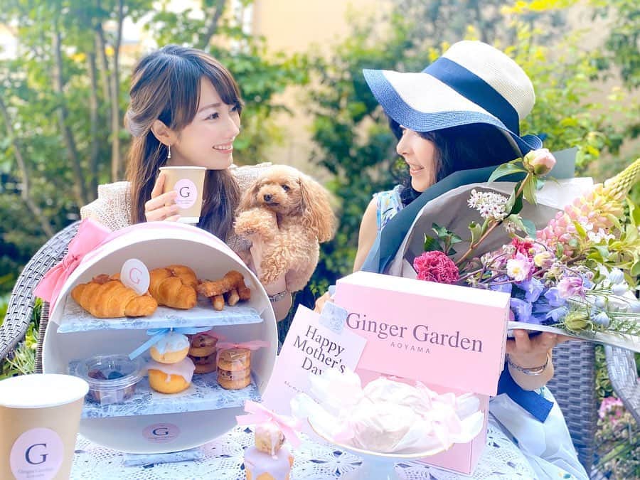 佐倉知里のインスタグラム：「Happy Mother’s Day🎀 . #ジンジャーガーデン青山 の #おうちアフタヌーンティー  久しぶりにお洒落をして お庭で素敵な時間が過ごせました♡ . photo by 父＆姉 ♡ . いつも明るくて優しくてド天然で 真面目で語学堪能で お料理上手のお裁縫上手で 涙もろくて自分の事はいつも後回し かわいくてド天然で(2回目) そこにいるだけで空気が明るくなる、 私のお友達みんなから愛される理想で自慢のママ。 . いつもありがとうの気持ちを込めて♡ . . テーブルクロスは ママのママの手織り✨ 会いたいなぁ。 . . #happymothersday#mothersday#少し早めの#母の日#afternoontea#花束#ポカポカ天気#おうち時間#母娘#仲良し家族」