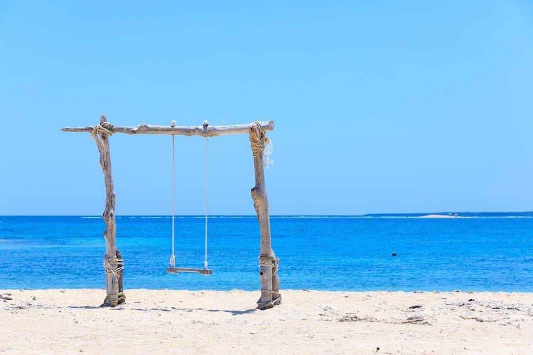 現地発信の旅行サイト「たびらい」さんのインスタグラム写真 - (現地発信の旅行サイト「たびらい」Instagram)「🌺沖縄スナップフォト企画🌴 Vol.9 : 本日の写真▼ Photo by 上田佳恵 @yossshie : 【沖縄スナップフォト企画とは…？】 日常生活の中で出会う、ちょっとした沖縄の風景を投稿するコーナーです。たびらい沖縄編集部×県内で活躍するカメラマンがタイアップし、たびらいファン・沖縄ファンの皆様へ今を乗り切る為の癒しになれば…という想いで企画しました。これから素敵な写真をお届けしますので、同じような風景に出会ったことがある…もしくはこれから行ってみたい！と感じた方は、いいねボタンを押していただけると嬉しいです☺ : #たびらい #tabirai #ローカル旅行 #旅行好き #女子旅 #travelgram #旅行 #旅行好きな人と繋がりたい #travel #家族旅行 #カメラ女子 #たびらい沖縄 #沖縄 #沖縄県 #loves_okinawa #trip #夏待ち2020 #okinawa #旅 #トラベル #instatravel #おきなわ #genic_japan #写真好きなひとと繋がりたい #instagood」5月3日 13時49分 - tabirai