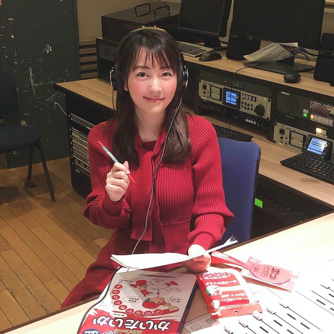 うえむらちかのインスタグラム：「📻﻿ ﻿ RCCラジオ『うえむらちかの鯉スル企画室』﻿ ﻿ 5回目の企画会議が終わり﻿ ﻿ 企画室からのグッズとして﻿ ﻿ 🌼手洗い・うがいセット﻿ ・プラコップ﻿ ・手洗い石鹸﻿ ・タオル﻿ ﻿ という案が産まれました✨﻿ ﻿ ﻿ ラジオを聴いてくださっていた﻿ 広島を代表するイラストレーターのさとうもぐも先生 @satomogumo からもグッズ案をメッセージ付きでイラストに起こしてくださったので、ご紹介します💕﻿ （☞swipeしてね🎨）﻿ ﻿ 📩﻿ ﻿ 手洗いセットいいなぁ✨﻿ れもんせっけんのひろしまセット、お花畑みたいでぜったいキラキラでワクワクする！！！﻿ ひまわりと牡蠣で手を洗いたい！！﻿ ほしい…！！！﻿ かわいいプラコップもほしい…！！！！﻿ ﻿ お花畑みたいな箱とか、広島県の形した箱とかに詰めたい…！！！！！！！！﻿ ﻿ 良い〜！！！✨﻿ ﻿ 📩﻿ ﻿ ﻿ 熱いご意見、ありがとうございます❣️﻿ こんな感じで笑﻿ ﻿ 広島にまつわるグッズとして﻿ ﻿ プラコップやタオルの絵柄、大きさ﻿ 石鹸の形状🧼﻿ コラボして欲しい企業﻿ ﻿ などなど﻿ ご意見ご感想を大募集中❣️﻿ ﻿ ✉︎ chika@mediasion.co.jp まで﻿ ﻿ ①ラジオネーム﻿ ②お名前﻿ ③住所﻿ ④電話番号﻿ ﻿ を明記の上、﻿ お送りください📩﻿ ﻿ また #コイラボ では﻿ ​​・ふつおた﻿ ​​・あなたが欲しい広島にまつわるグッズ﻿ ​​・あなたが実現してほしい企画﻿ ・うちとコラボしてほしいという企業様からの熱烈オファー🔥﻿ ﻿ など随時募集していますので﻿ 併せて、メールして頂ければ嬉しいです😊﻿ ﻿ #rccラジオ #rccradio #radiko﻿ #stayhome #stayathome﻿  #さとうもぐも #広島 #広島グッズ #うえむらちかの鯉スル企画室」