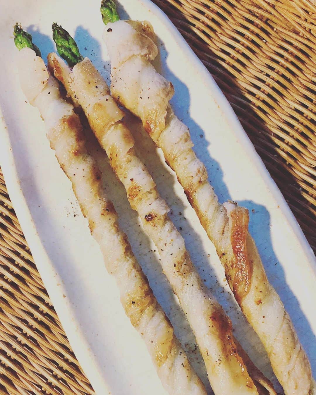 阿部洋子さんのインスタグラム写真 - (阿部洋子Instagram)「🍴 お弁当のおかずみたいなのが食べたくなって、 #アスパラの肉巻き  #アスパラ  #豚バラ  #おうちごはん  #cooking  #stayhome  切って食べるかそのまま食べるか迷う。」5月3日 13時51分 - hirocoring