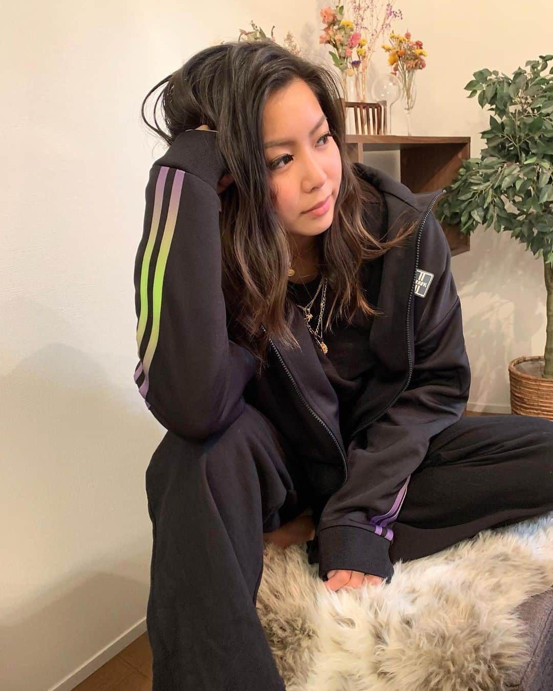 のインスタグラム：「早く、いろんな服着てお出かけしたいなぁ〜😭 最近のお気に入りジャージ 暑くなってきたけど、薄手で着やすいよう！ でもやはりセットアップで着たいねぇーー❤️ 下買うか迷い中🥳 #nerdy_officialjapan  #ノルディジャパン  #nerdy #ノルディ」