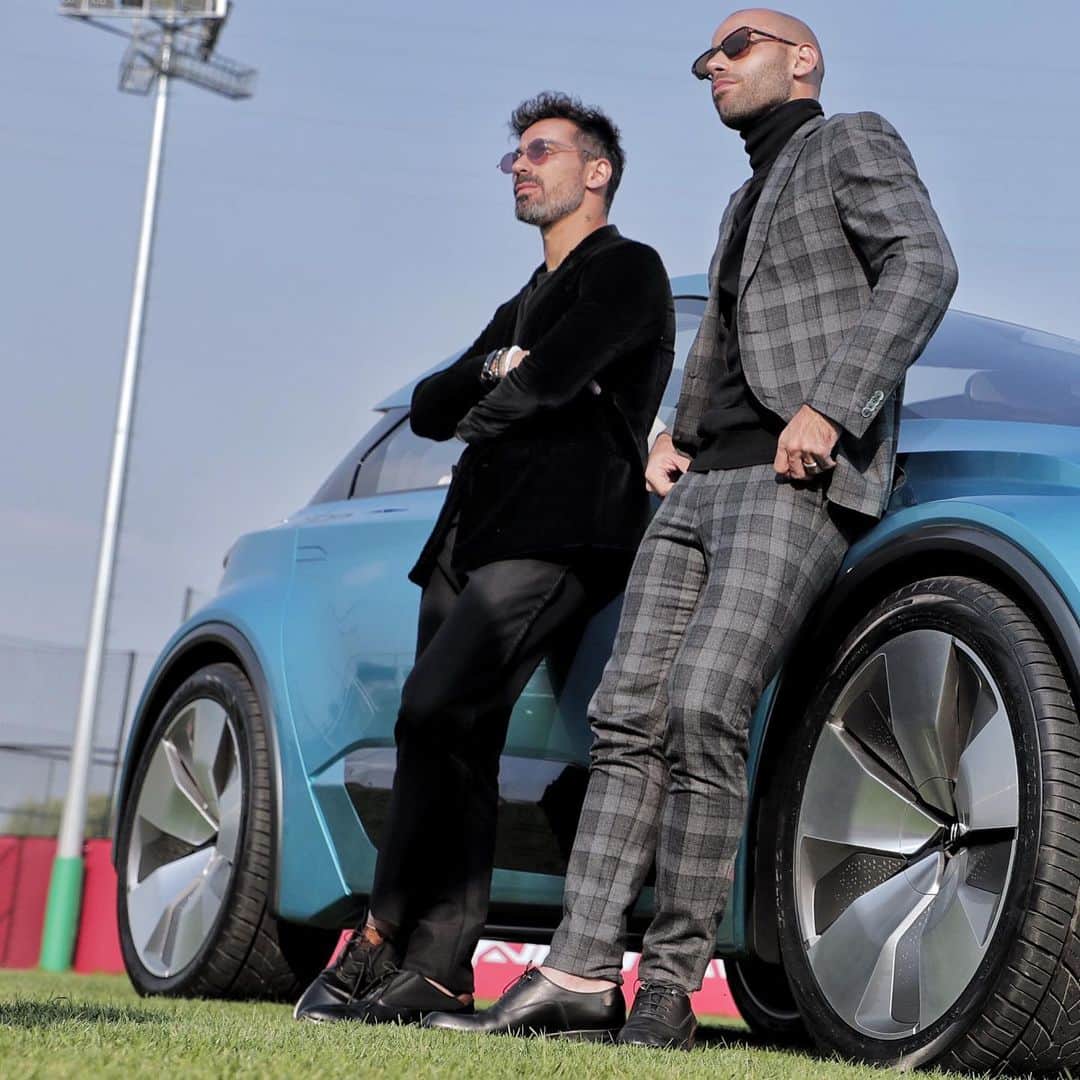 ハビエル・マスチェラーノのインスタグラム：「Feliz cumple amigo @pocho22lavezzi !!! 📷tirando facha en 🇨🇳 😂😂😂」