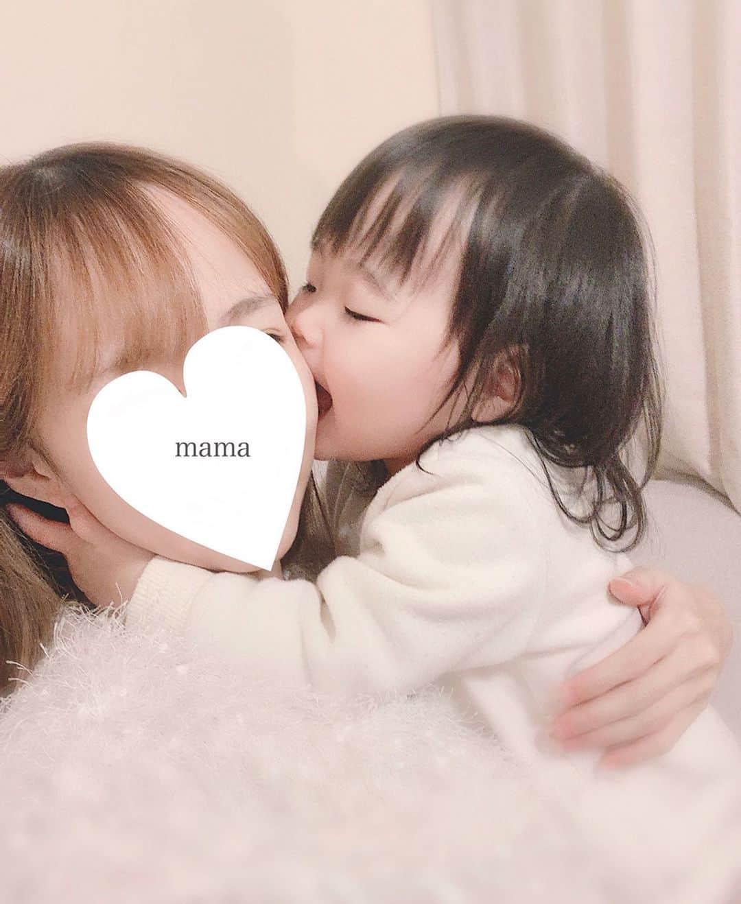 さっぴちゃんのインスタグラム：「♡. スキンシップは激しめです🤔♡♡♡(笑) 毎日こんな感じでじゃれ合っております❁𓂂 . 最近はやっと『ママ〜』って呼んでくれるように なりまして、毎回毎回可愛さと嬉しさで にやにやしてしまうわたしです......🤦‍♀️♡♡♡ . ご飯は、お椀を持ってお味噌汁を飲めるように なりました🥺♡﹏ フォークとかスプーンも ぎこちないけど上手く使おうと頑張ってて 日々の成長がとても嬉しいし、楽しい(ˊᵕˋ⑅)❤︎ . . 毎日朝起きてから寝かしつけるまで 遊ぶのもご飯も、買い物、掃除、洗濯、料理中、 お風呂、歯磨き、トイレにも毎回入ってくるし🚽 . 何をするにもずっと一緒にいるから、たまに おむつ変えるのすら、あ、面倒くさいな😳。 って思う瞬間がある〜🤣🙌(笑) . . ………………………………(♡)……………………………… .」