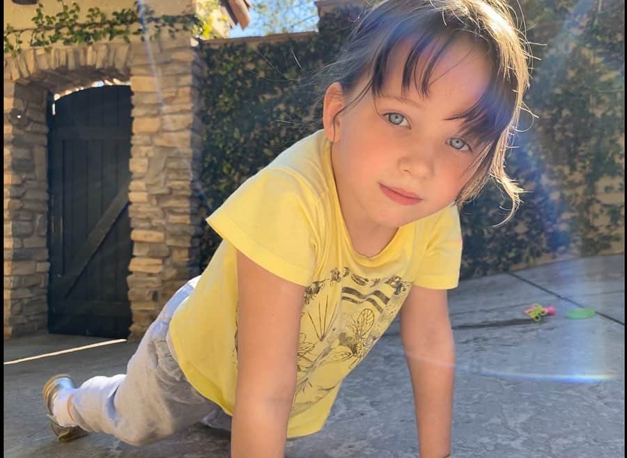 ミラ・ジョヴォヴィッチのインスタグラム：「Oh my Smushness.🥰🥰🥰 #dashieledan #dash」