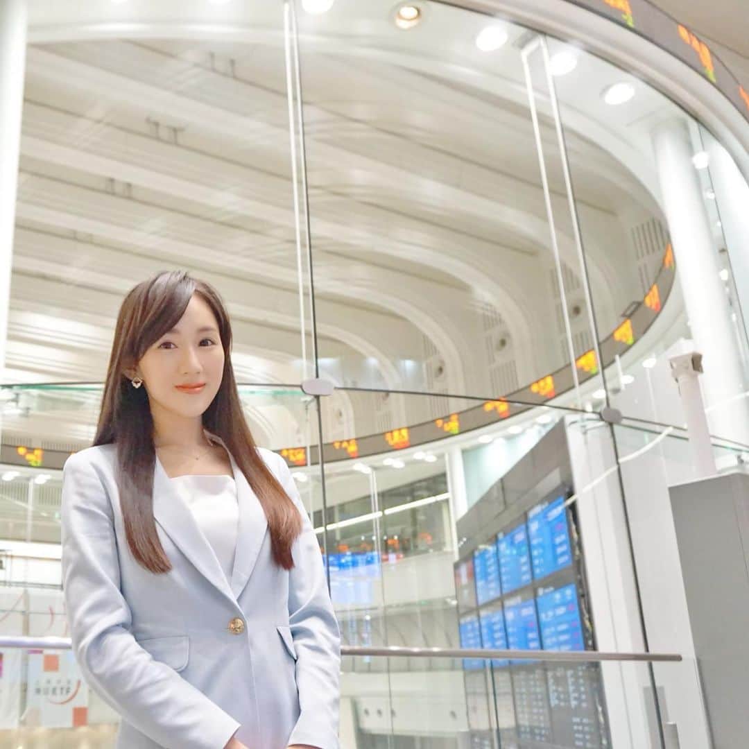 谷中麻里衣さんのインスタグラム写真 - (谷中麻里衣Instagram)「Throwback to when I was at the Tokyo Stock Exchange every day ✨ . ゴールデンウィーク以前からずっとお家にいるから、働きたくてうずうず！笑 写真はマーケットリポートしてたとき😊 . 今年のゴールデンウィークは旅行かキャニオニング行こうと元々は計画してました✈️ . #麻里衣取材記録」5月3日 14時21分 - marieyanaka