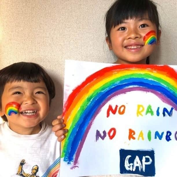 GapKids_jpさんのインスタグラム写真 - (GapKids_jpInstagram)「#NoRainNoRainbow #雨が降るから虹が出る #🌈 #周りを思いやる気持ちと笑顔を大切に #gapファミリーチャレンジ」5月3日 14時30分 - gapkids_jp