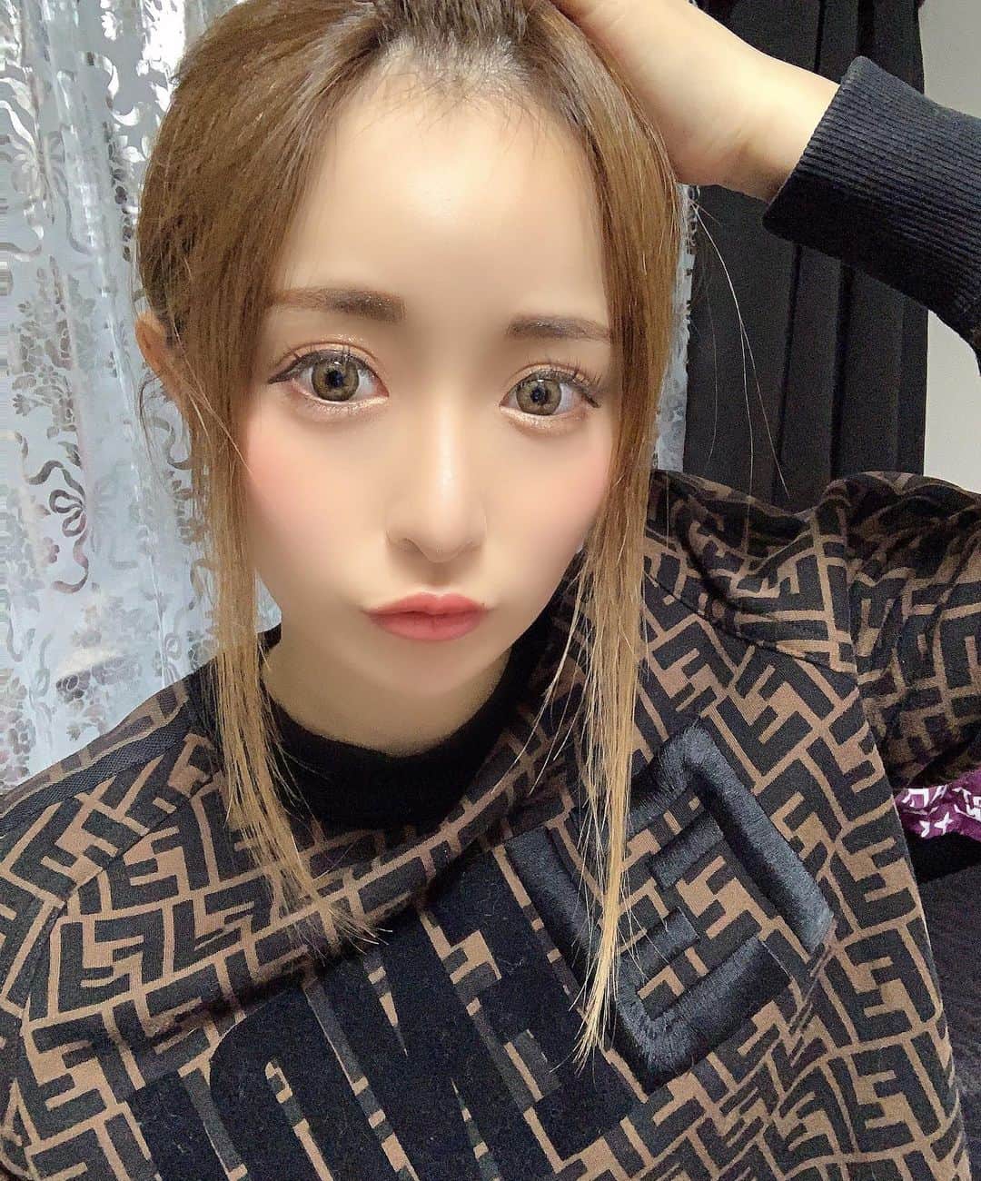 黒宮ちはやさんのインスタグラム写真 - (黒宮ちはやInstagram)「@elena__clinic の @lebrows_tokyo で 眉アート2回目してきたよん( ¯•ω•¯ )❤️ 担当者さん @miwa_lebrows . 2枚目にbefore~全部載ってます！ 光が眩しくて目が全然開いてないの恥ずかしいw . 黄金比を測ってもらいながら バランス悪くならない程度に 今回は目尻を少し長めに 入れてもらいました🎵✨ . 2回目入れることで 色、形もしっかり定着してくるみたい🐥 今回も仕上がり最高すぎる(⸝ᵕᴗᵕ⸝⸝)❤️ . まじで眉アートは男女みんなやった方がいいと思うよ 本気で勧めれる  #エレナクリニック #アートメイク眉 #アートメイク」5月3日 14時40分 - chihaya_kuromiya
