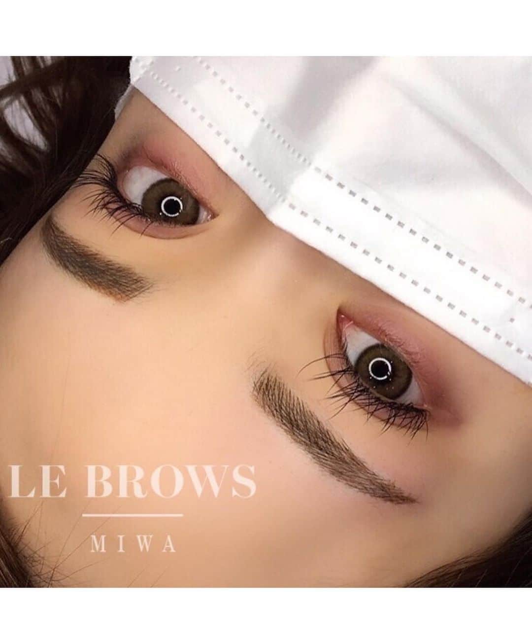 黒宮ちはやさんのインスタグラム写真 - (黒宮ちはやInstagram)「@elena__clinic の @lebrows_tokyo で 眉アート2回目してきたよん( ¯•ω•¯ )❤️ 担当者さん @miwa_lebrows . 2枚目にbefore~全部載ってます！ 光が眩しくて目が全然開いてないの恥ずかしいw . 黄金比を測ってもらいながら バランス悪くならない程度に 今回は目尻を少し長めに 入れてもらいました🎵✨ . 2回目入れることで 色、形もしっかり定着してくるみたい🐥 今回も仕上がり最高すぎる(⸝ᵕᴗᵕ⸝⸝)❤️ . まじで眉アートは男女みんなやった方がいいと思うよ 本気で勧めれる  #エレナクリニック #アートメイク眉 #アートメイク」5月3日 14時40分 - chihaya_kuromiya