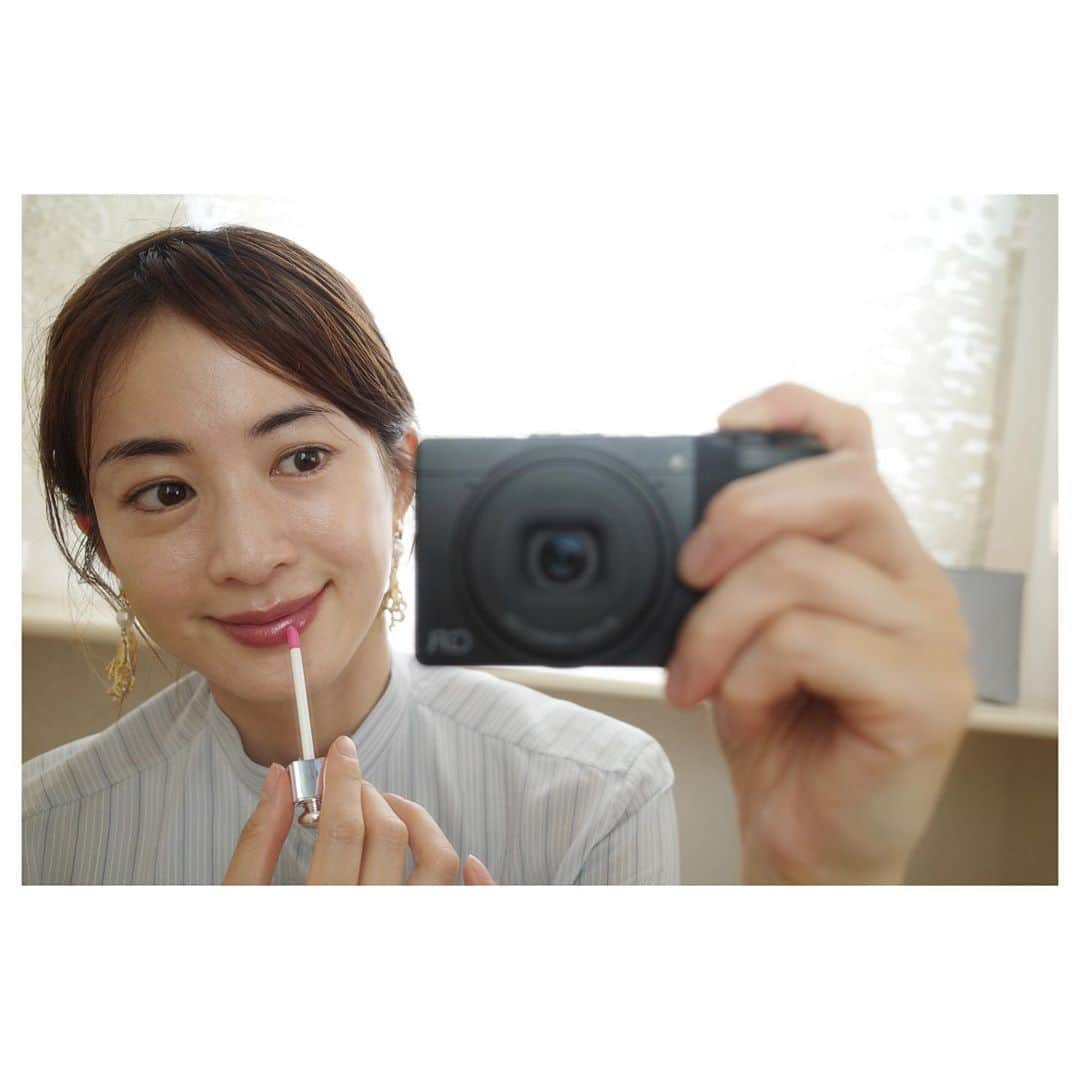 高垣麗子さんのインスタグラム写真 - (高垣麗子Instagram)「・ ・ ・ 今日はDiorのアイテムで おうち時間を楽しんでいます。 丁寧にスキンケアをした後に 気になるポイントをカバー。 そして 綺麗なリップをプラスしたら やっぱり気分が上がりますね𓂃𓂃 ・ ・ 私が使ったアイテムは それぞれの写真に載せましたが 日本人女性のために開発された アディクトリップマキシマイザー TOKYO PINKの色が 華やかな印象をあたえてくれて すごく好き☺️ 今は外出時はマスクだからこそ 自宅ではリップを楽しみたいのです‼︎ ・ ・ #DiorStandsWithYou #StaySafeStayHome  #CaptureTotale  #TOKYOPINK  #stayhome  #💄 @DIORMAKEUP  @DIORSKINCARE @dior」5月3日 14時49分 - reikotakagaki