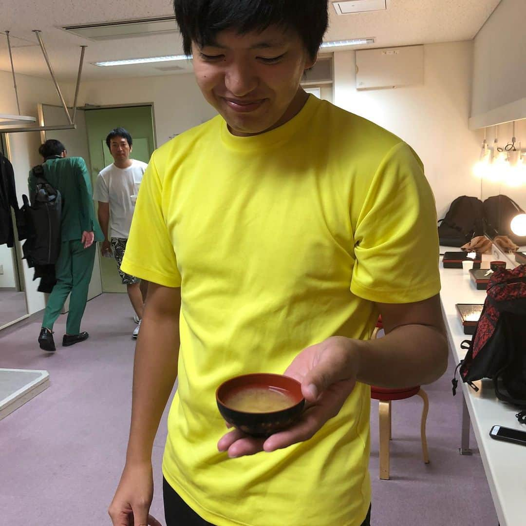 津田康平さんのインスタグラム写真 - (津田康平Instagram)「伊織。。。 #からし蓮根　伊織 #味噌汁入れてくれてんけど #それ蓋の方やねん #気持ちは嬉しいねんけど #それ蓋の方やねん #伊織がデカ過ぎるのか #蓋が小さ過ぎるのか #マルセイユ #よしもと漫才劇場」5月3日 14時42分 - marseille_tsuda