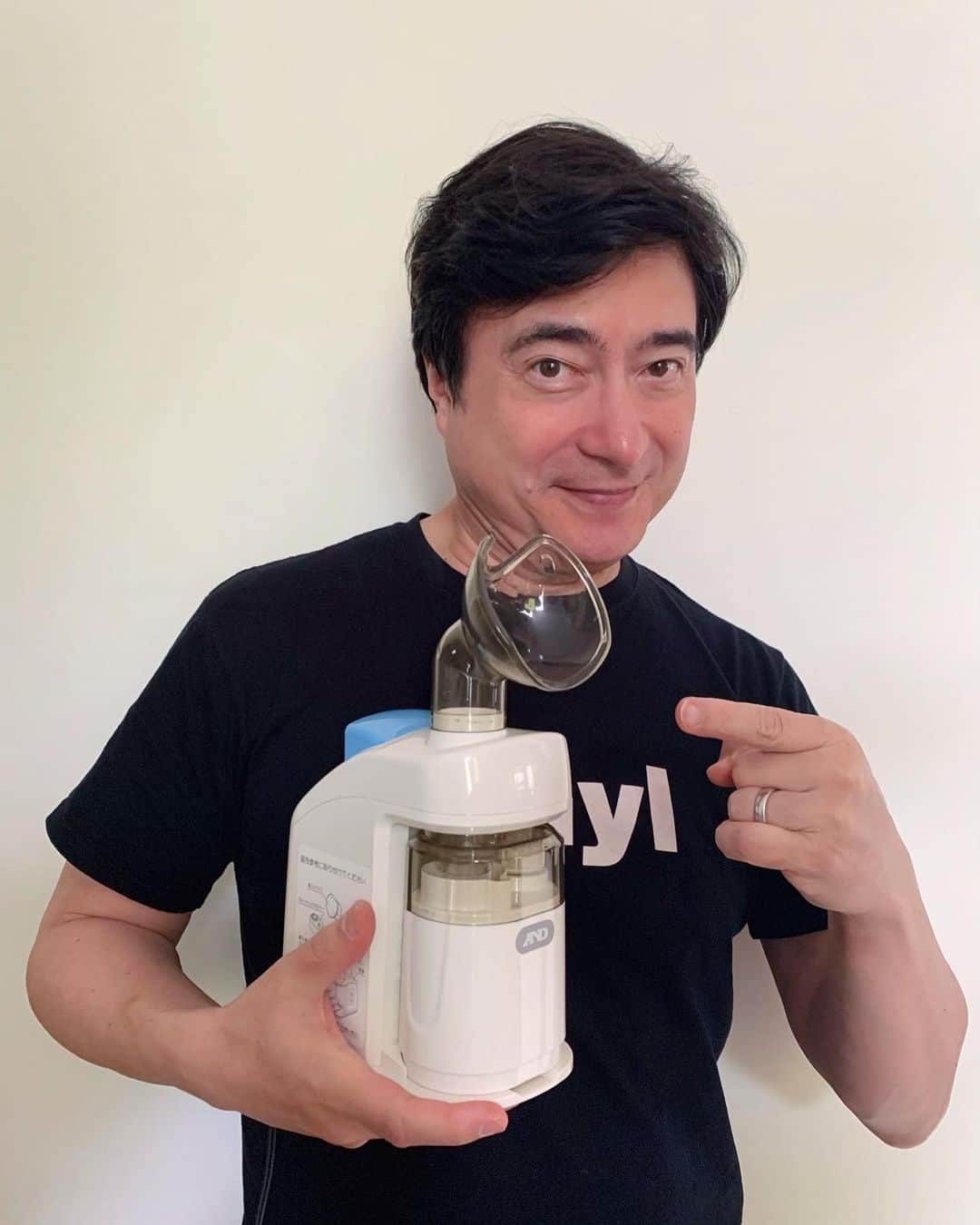 のインスタグラム：「みなさんの暖かいメッセージに感動😭とても励みになります。Thank you SO much! 今はこれがベストフレンド。スチームで潤っています！Stay Safe! ﻿ ﻿ #ありがとう #thankyou #stayhome #staysafe #staystrong #家にいよう #ジョンカビラ」