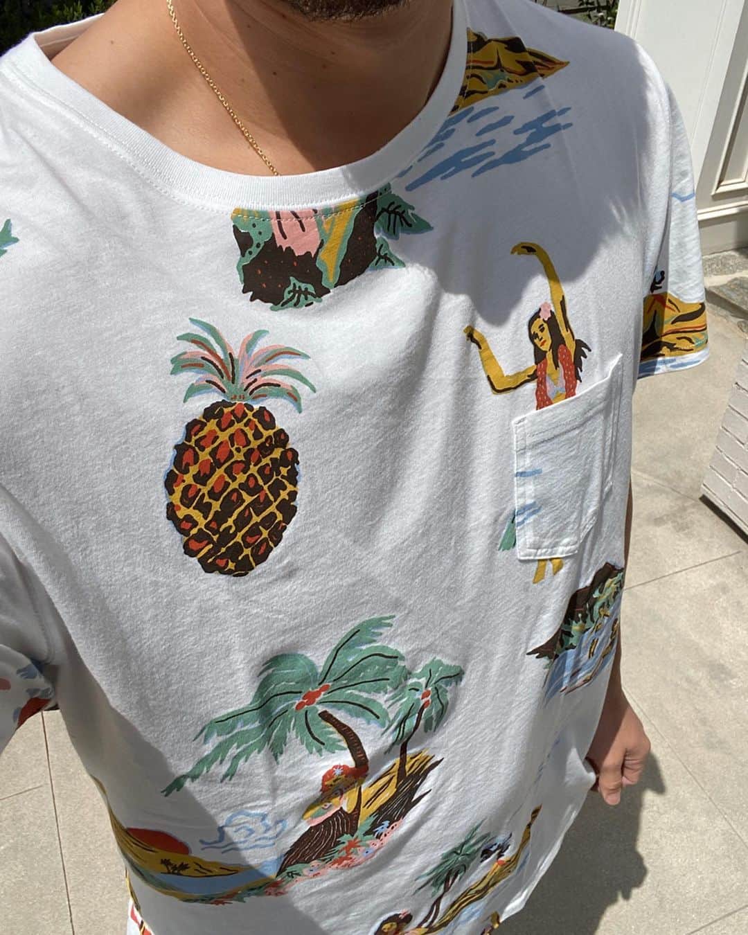 前田健太さんのインスタグラム写真 - (前田健太Instagram)「☀️🌴 土日も外に出られないので 派手な服着て気分を上げます。笑 土曜日の今日はハワイ風Tシャツ！ #外出禁止 #なので #派手な服着る #せっかく土曜日やし #みなさんはどうお過ごしですか？」5月3日 14時51分 - 18_maeken