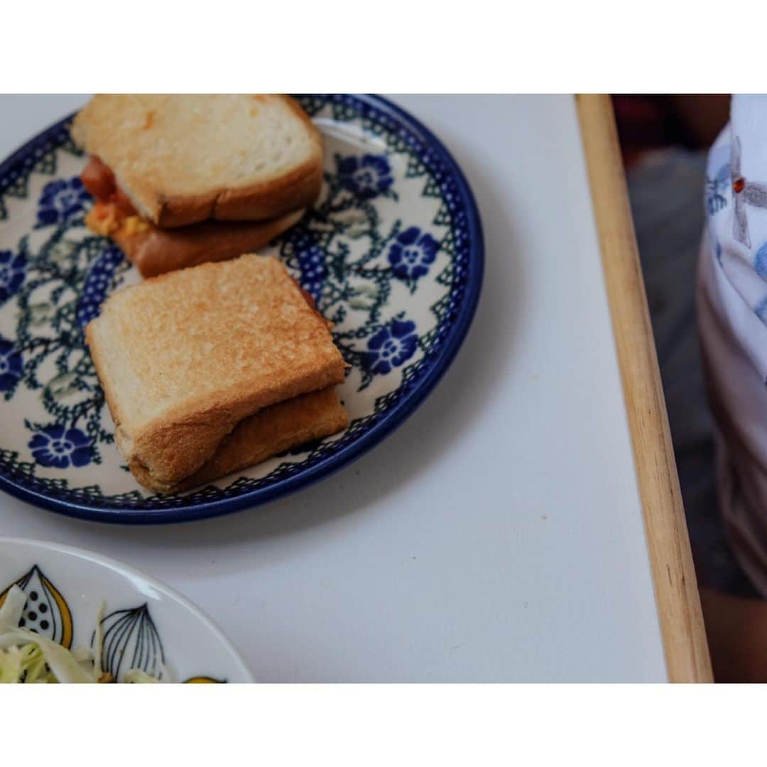 空木マイカさんのインスタグラム写真 - (空木マイカInstagram)「自粛生活を逆手にとって、自分の世界をどんどん広げて一番楽しんでいるのはたぶん4歳の娘。毎日ドレスを着て、ミュージカル。昨日は「こんな汚い爪、ダンスが台無しだわ〜！」と言い出すので（笑）、庭の花で爪染めを🌸お花を入れた氷を作ってはプールに入れて、今日はお花のプール〜！ご飯は常に彼女の部屋のベランダで、と何とも優雅な生活を送ってらっしゃいます🤣 ・ 一方兄は爪染めを見て、僕は紙を染めるー！とクッキングペーパーを染めておりました💡昨日の暑さからカキ氷をデビューし、おやつの時間は一気に時短になりました👍 #ようやく手にした本物のマニキュアに大喜びの今日 #姫は一日中爪を気にしていらっしゃいます #子どものいる暮らし #4歳　#我が家のプリンセス #6歳　#我が家の発明家 #stayhome  #staysafe」5月3日 14時51分 - maika_utsugi