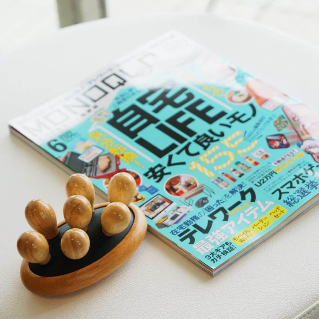 小林麻利子さんのインスタグラム写真 - (小林麻利子Instagram)「今の時期におすすめの雑誌です。ちょこっとわたしもご紹介しています。 . . このブラシ、いろんな雑誌でご紹介してきましたが、手のひらサイズで手軽に使えるのですごく重宝しています。  耳周り、側頭部、顎の下、デコルテ、脇をクルンクルンと。  必ずベッドサイドに置いておき、 毎晩行うという習慣をつくりました。  習慣化させるには、いつどこでやるか、を明確にすると続けやすくなります。 . . 新刊📙①寝かしつけ0秒、夜泣きもなくなる #赤ちゃんとママの熟睡スイッチ （G.B.） . グッズ👂耳を温めてぐっすりねむる！耳のお布団 「　#ミミオン」 . . 著書📕②ぐっすり眠れる、美人になれる！#読むお風呂の魔法（主婦の友社）  著書📘③#あきらめていた体質が極上の体に変わる（ダイヤモンド社） 著書📗④#美人をつくる熟睡スイッチ（G.B）  #うっとり美容  #お風呂 #入浴 #小林麻利子 #眠りとお風呂の専門家 #睡眠の先生 #生活習慣改善サロンFlura #眠い #ぐっすり　#朝眠い #寝起きが悪い #睡眠改善　#寝つきがよくなる方法　#寝つき改善　#MONOQLO #テストするモノ批評誌 #ニールズヤード #ボディブラシ　#テレワークアイテム」5月3日 14時53分 - marikokobayashi.sleep