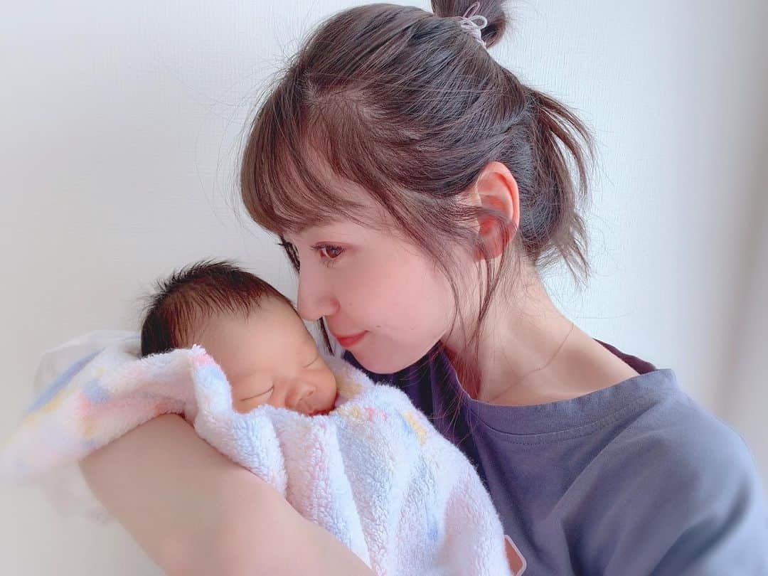 船岡咲のインスタグラム：「・﻿ ・﻿ ﻿ ○﻿ ﻿ ﻿ ちょっと前ですが、﻿ ﻿ 4/21に新しい姪っ子が﻿ 誕生しました。﻿ ﻿ ﻿ 大変な状況の中、お姉ちゃん﻿ お疲れ様でした😊﻿ おめでとう㊗️﻿ ﻿ ﻿ 新しい姪っ子ちゃんは、﻿ "結(ゆい)ちゃん"です。﻿ ﻿ ちっちゃくて、かわいくて﻿ ずっーと見てられます。﻿ でも小さすぎてだっこは﻿ こわいです。笑﻿ ﻿ ﻿ 甥っ子1人に、姪っ子3人。﻿ みんなまだちっちゃいので、﻿ おばちゃん、ますます﻿ 頑張ります💕﻿」
