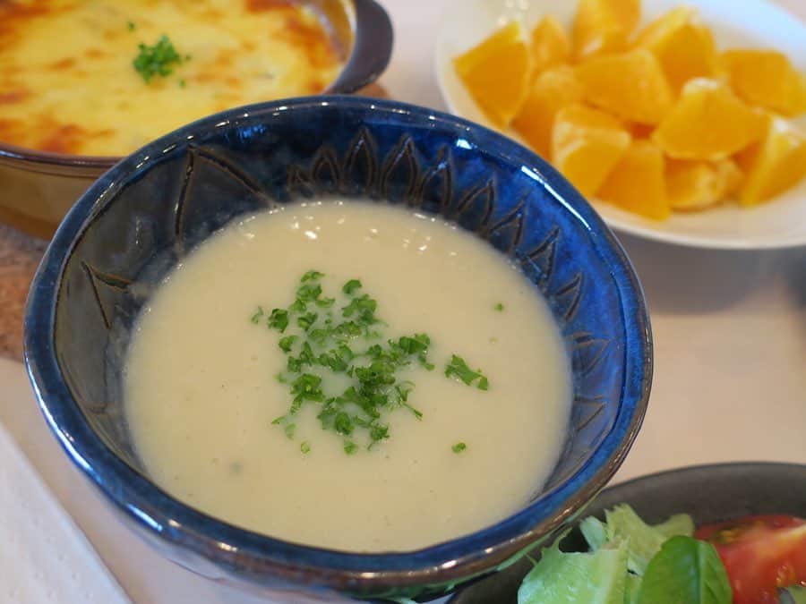 熊澤枝里子さんのインスタグラム写真 - (熊澤枝里子Instagram)「・ Sunday brunch🍽😋 ・ ・ カフェ風ブランチ担当me🙋‍♀️ 昔からカフェ風にいろいろするの好きなんだよね☺️ だってカフェって、もう言葉の響きからしてなんかワクワクするやん😆 ・ ・ 〜メニュー〜 ⚫︎パンケーキとサラダ ⚫︎キノコのお豆腐グラタン ⚫︎カリフラワーのポタージュスープ ⚫︎オレンジ  キノコのお豆腐グラタンは冷蔵庫の中の残り物で適当に作りました。 潰したお豆腐に卵と味噌とマヨネーズを少々加え混ぜ、キノコとガーリックを炒めたものをin。チーズをのせてオーブンで焼いて完成！ 普通のグラタンよりヘルシーで今の気分でした😋👍 ・ ・ ・ #kumakoの美容薬膳  #おうちごはん」5月3日 15時17分 - kumazawa_eriko