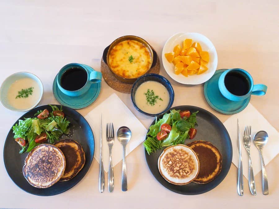 熊澤枝里子さんのインスタグラム写真 - (熊澤枝里子Instagram)「・ Sunday brunch🍽😋 ・ ・ カフェ風ブランチ担当me🙋‍♀️ 昔からカフェ風にいろいろするの好きなんだよね☺️ だってカフェって、もう言葉の響きからしてなんかワクワクするやん😆 ・ ・ 〜メニュー〜 ⚫︎パンケーキとサラダ ⚫︎キノコのお豆腐グラタン ⚫︎カリフラワーのポタージュスープ ⚫︎オレンジ  キノコのお豆腐グラタンは冷蔵庫の中の残り物で適当に作りました。 潰したお豆腐に卵と味噌とマヨネーズを少々加え混ぜ、キノコとガーリックを炒めたものをin。チーズをのせてオーブンで焼いて完成！ 普通のグラタンよりヘルシーで今の気分でした😋👍 ・ ・ ・ #kumakoの美容薬膳  #おうちごはん」5月3日 15時17分 - kumazawa_eriko