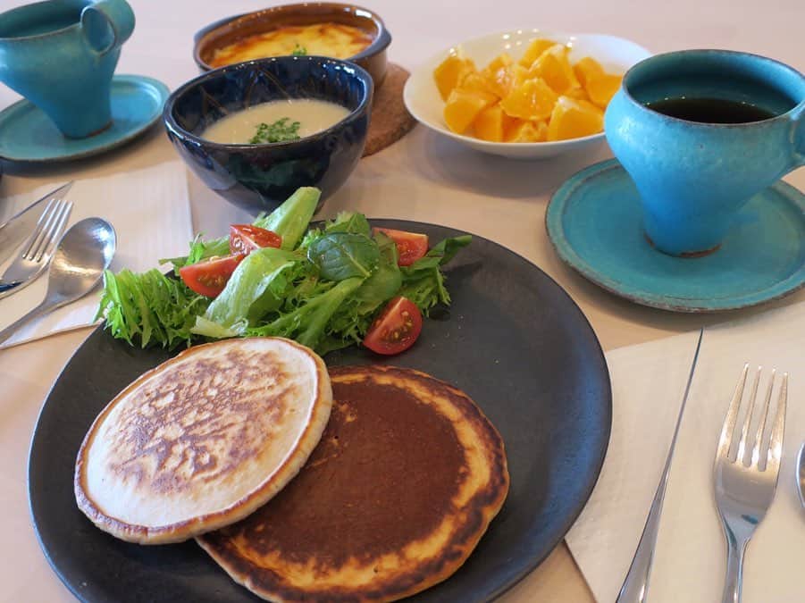 熊澤枝里子さんのインスタグラム写真 - (熊澤枝里子Instagram)「・ Sunday brunch🍽😋 ・ ・ カフェ風ブランチ担当me🙋‍♀️ 昔からカフェ風にいろいろするの好きなんだよね☺️ だってカフェって、もう言葉の響きからしてなんかワクワクするやん😆 ・ ・ 〜メニュー〜 ⚫︎パンケーキとサラダ ⚫︎キノコのお豆腐グラタン ⚫︎カリフラワーのポタージュスープ ⚫︎オレンジ  キノコのお豆腐グラタンは冷蔵庫の中の残り物で適当に作りました。 潰したお豆腐に卵と味噌とマヨネーズを少々加え混ぜ、キノコとガーリックを炒めたものをin。チーズをのせてオーブンで焼いて完成！ 普通のグラタンよりヘルシーで今の気分でした😋👍 ・ ・ ・ #kumakoの美容薬膳  #おうちごはん」5月3日 15時17分 - kumazawa_eriko