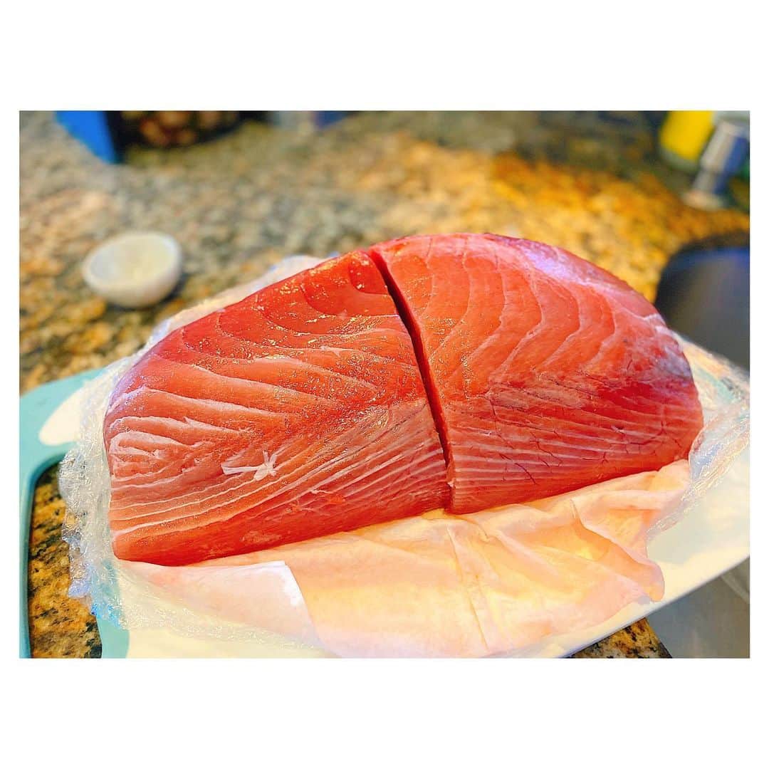 荒川れん子さんのインスタグラム写真 - (荒川れん子Instagram)「I already want to eat it again😋 Check previous post🐟 約2kgのマグロ、どーん！まるでお肉😂 皆さんにお裾分けしました✨ @freshislandfish  ひとつ前の投稿にムービーあります🔙 . . #hawaii #fish #ahi #lovehawaii #freshislandfish #luckywelivehawaii #hawaiilife #lifeisajourney #blog #hawaiistagram #instahawaii #supportyourlocal #stayhome #ハワイ #ハワイ生活 #ハワイ好き #日々の暮らし #自宅待機 #外出自粛 #妄想ハワイ#頑張れハワイ #おうち時間 #今のハワイ #魚 #直売所 #マグロ #美味しい #ハワイの美味しいもの #地産地消 #ブログ」5月3日 15時21分 - renren_hawaii