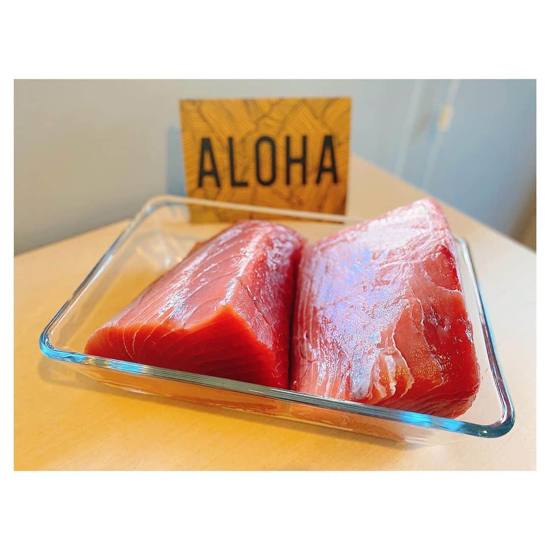 荒川れん子のインスタグラム：「I already want to eat it again😋 Check previous post🐟 約2kgのマグロ、どーん！まるでお肉😂 皆さんにお裾分けしました✨ @freshislandfish  ひとつ前の投稿にムービーあります🔙 . . #hawaii #fish #ahi #lovehawaii #freshislandfish #luckywelivehawaii #hawaiilife #lifeisajourney #blog #hawaiistagram #instahawaii #supportyourlocal #stayhome #ハワイ #ハワイ生活 #ハワイ好き #日々の暮らし #自宅待機 #外出自粛 #妄想ハワイ#頑張れハワイ #おうち時間 #今のハワイ #魚 #直売所 #マグロ #美味しい #ハワイの美味しいもの #地産地消 #ブログ」