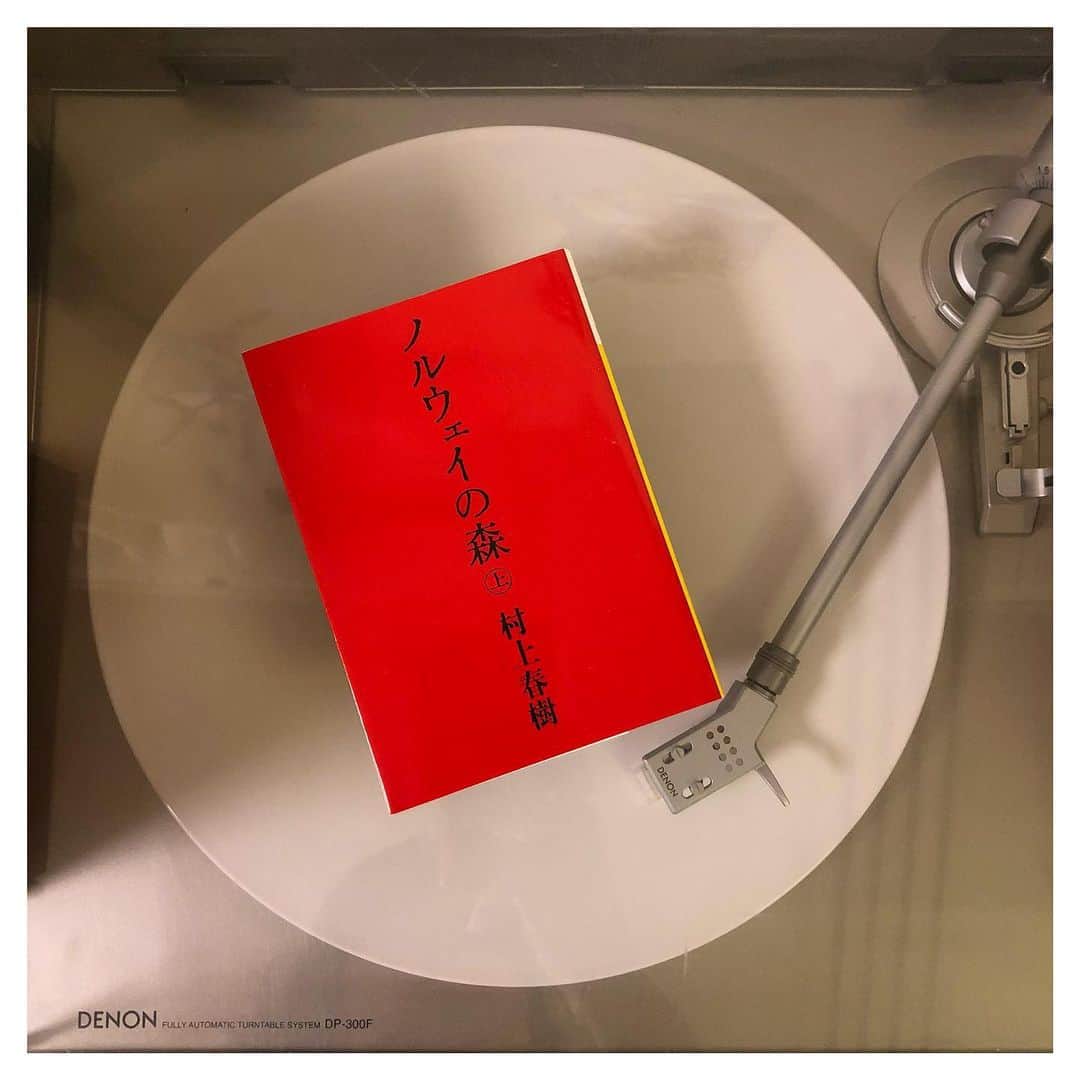石橋穂乃香のインスタグラム：「. #7daysbookcoverchallenge  #bookcoverchallenge  が、親友映里子 @na_ka_mu_ra_e_ri_ko と、 相棒 みのにゃん @minodamned から回ってきましたので、流行りに乗るざんす。📚 . . 1st dayは、ザ王道。 「ノルウェイの森」村上春樹 私を一発で春樹に惚れさせた一冊です。  The first book is “Norwegian Wood” by Haruki Murakami. I heart his novel all the time, since I first read this book.  @koeitaga お暇ならやってみんしゃい！」
